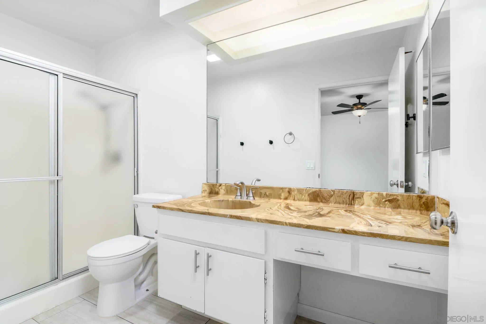 https://cdn.realtyfeed.com/cdn/127/260014239/f1a129104a2697bbd7cc6258a6df2d34.webp