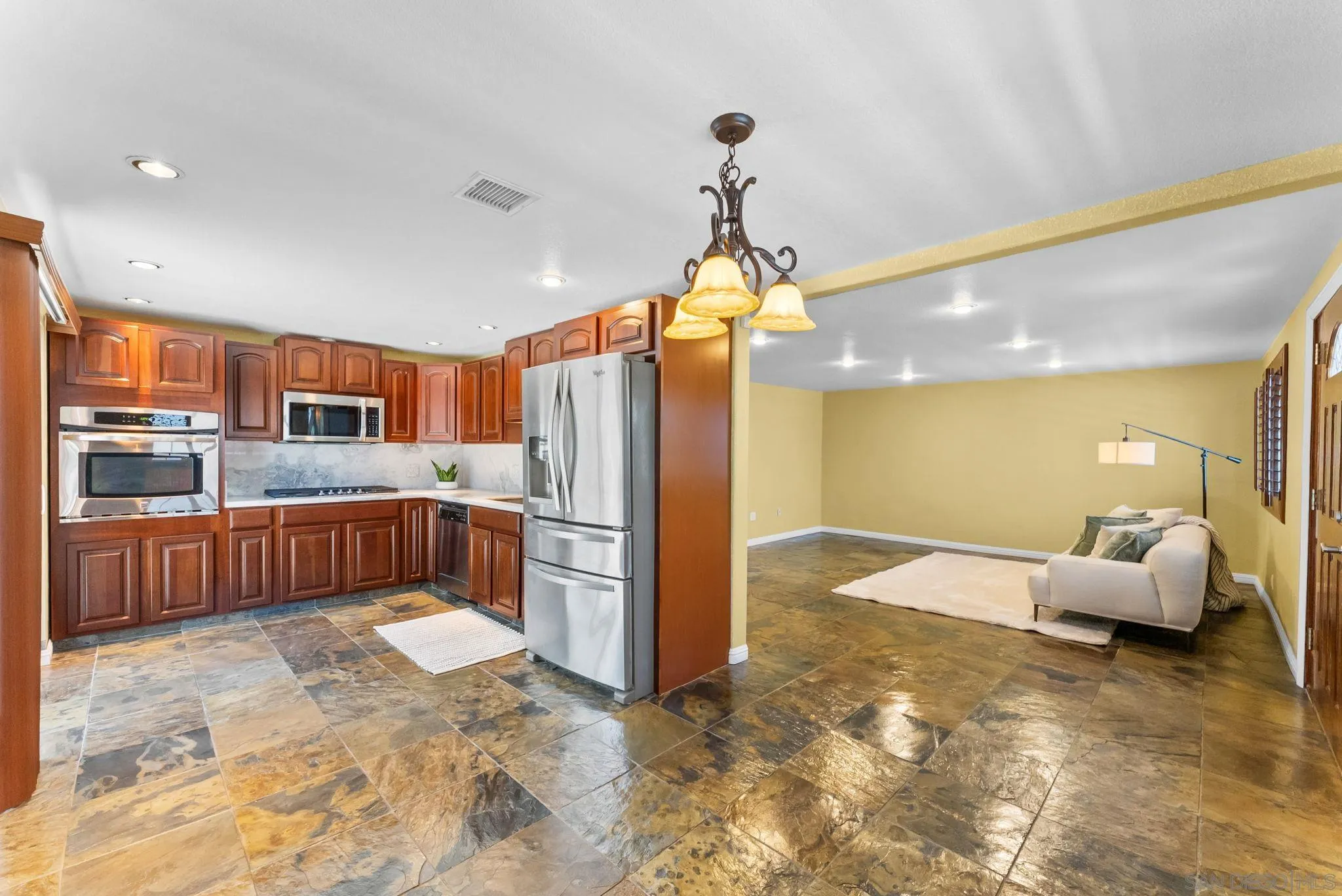 https://cdn.realtyfeed.com/cdn/127/260014240/2e176ee2d691c7e11b6bd4a0ac4bbb22.webp