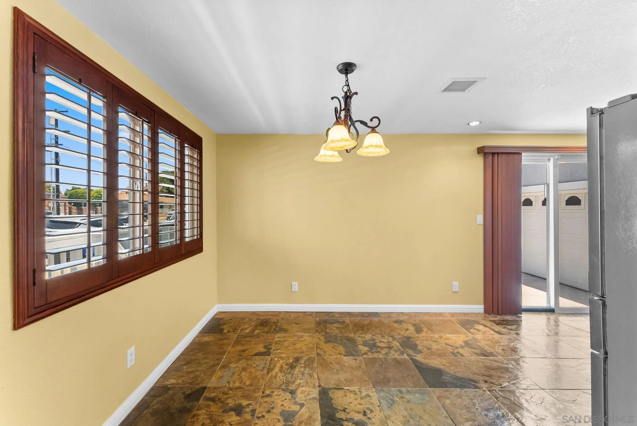 https://cdn.realtyfeed.com/cdn/127/260014240/3d9841da1e877d61a1781e78d25e2ea6.webp