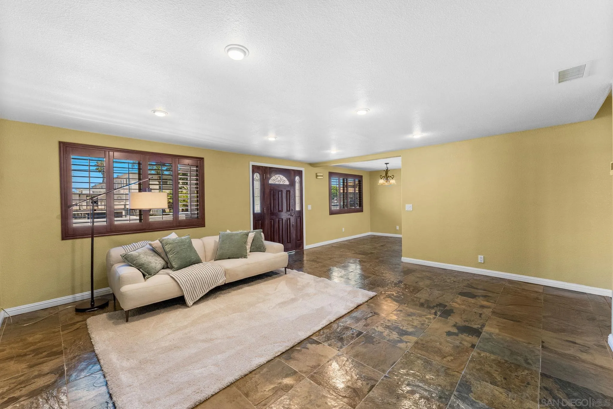 https://cdn.realtyfeed.com/cdn/127/260014240/6211b65dd3a2c2e07152115e2fecfee1.webp