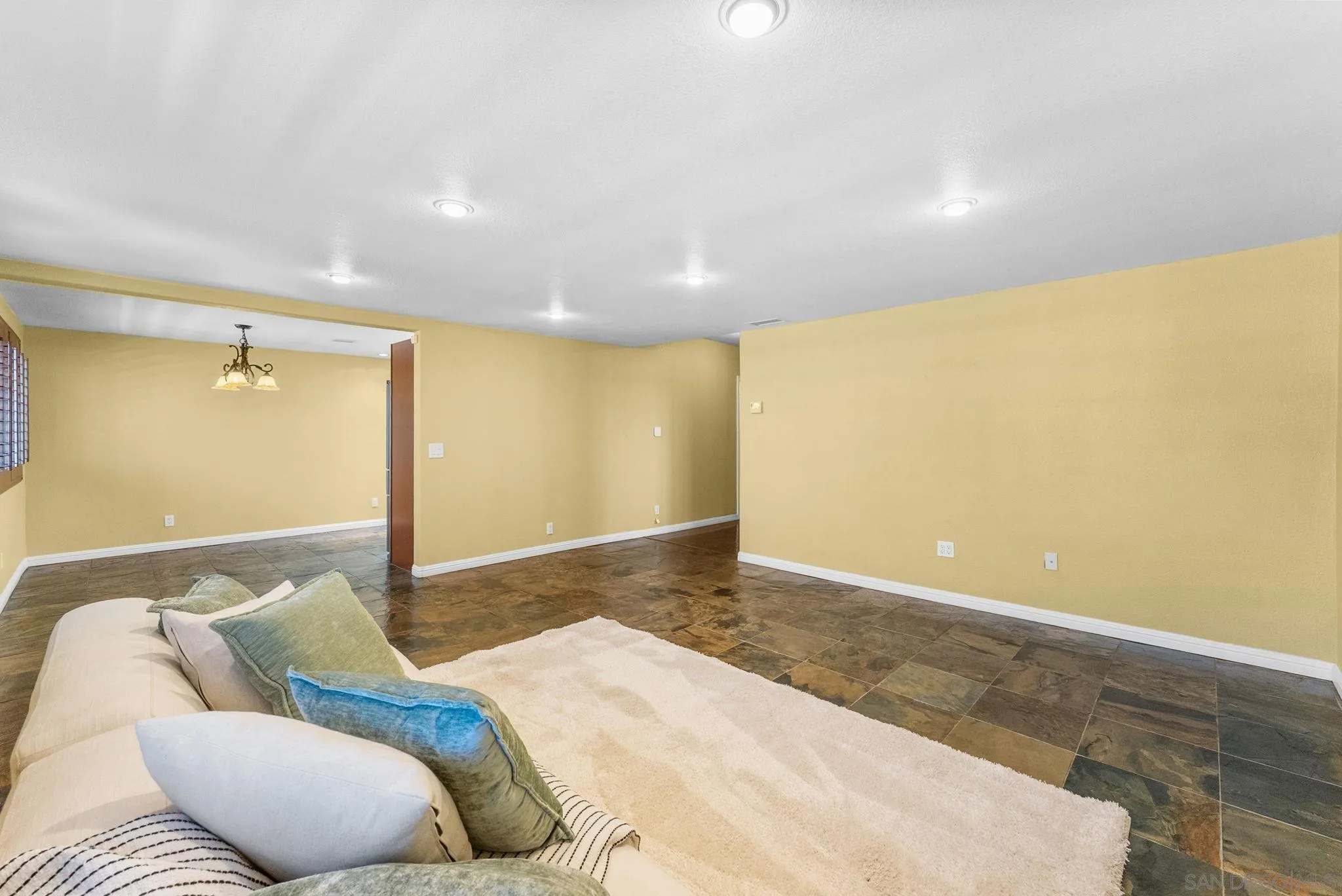 https://cdn.realtyfeed.com/cdn/127/260014240/879d0f8ea2541582ab518feba11ea00d.webp