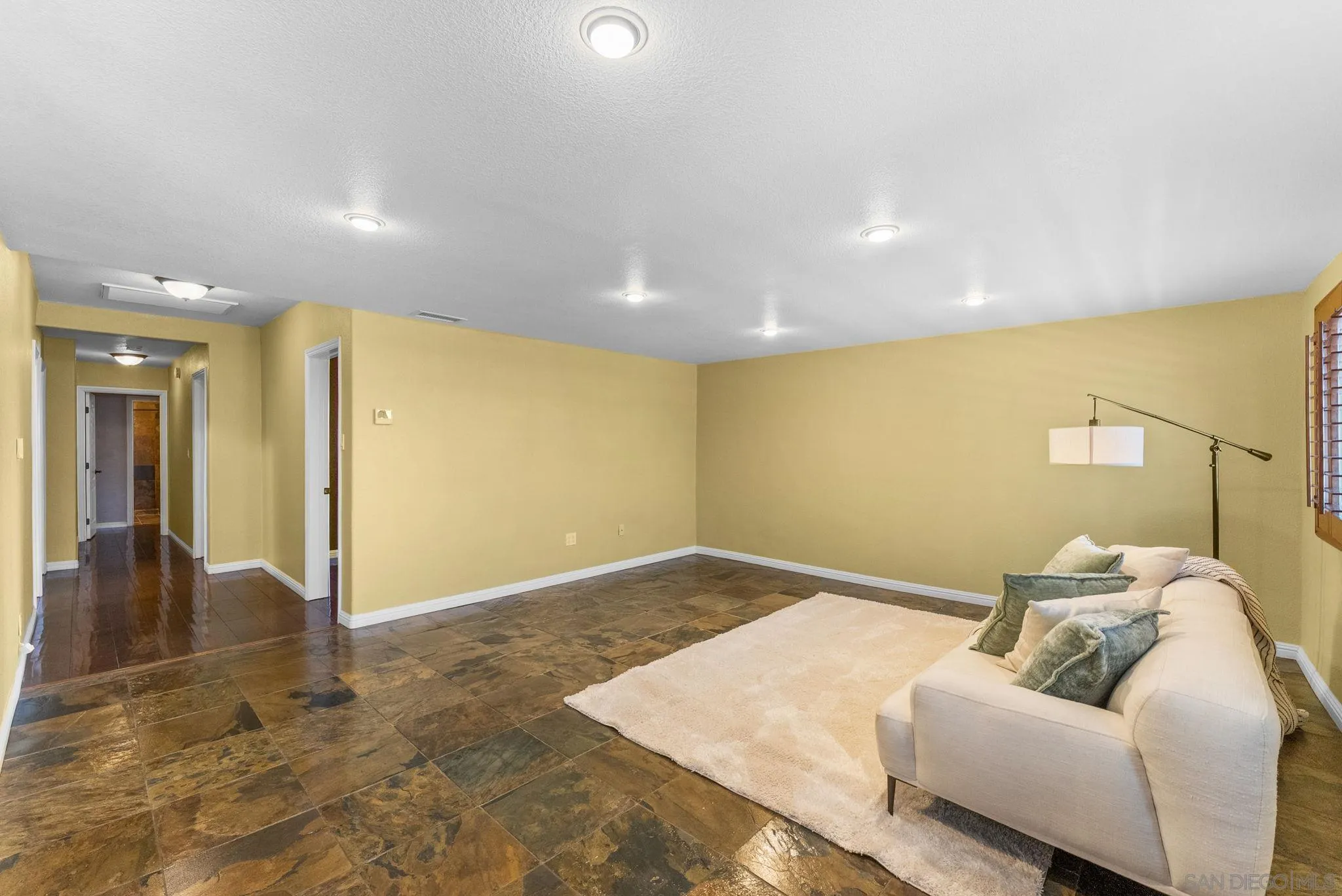 https://cdn.realtyfeed.com/cdn/127/260014240/89658527dd1f6fd2a62d3d34b2b030bd.webp