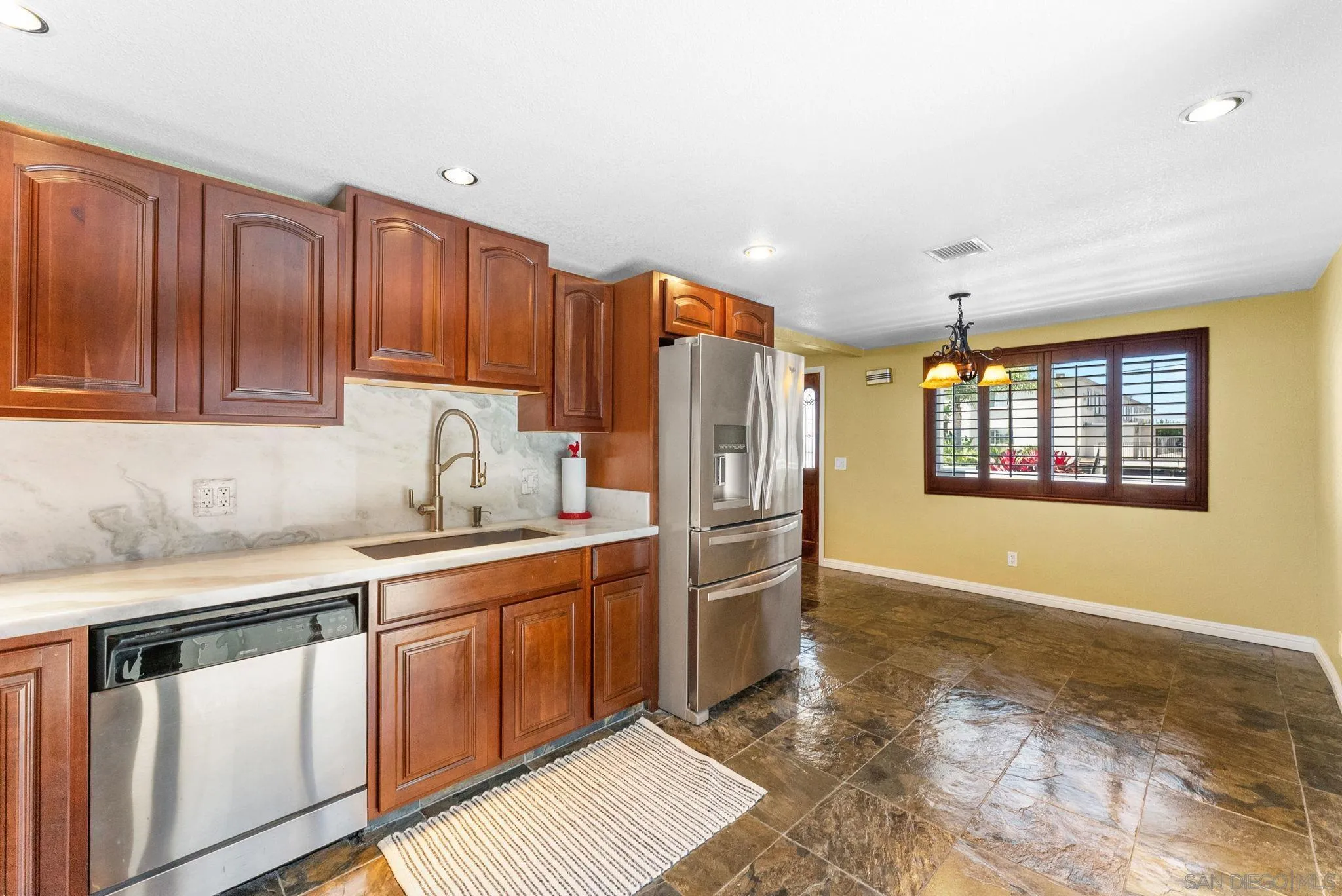 https://cdn.realtyfeed.com/cdn/127/260014240/c71fe8e5736918d6b0a24b46ad8253c5.webp