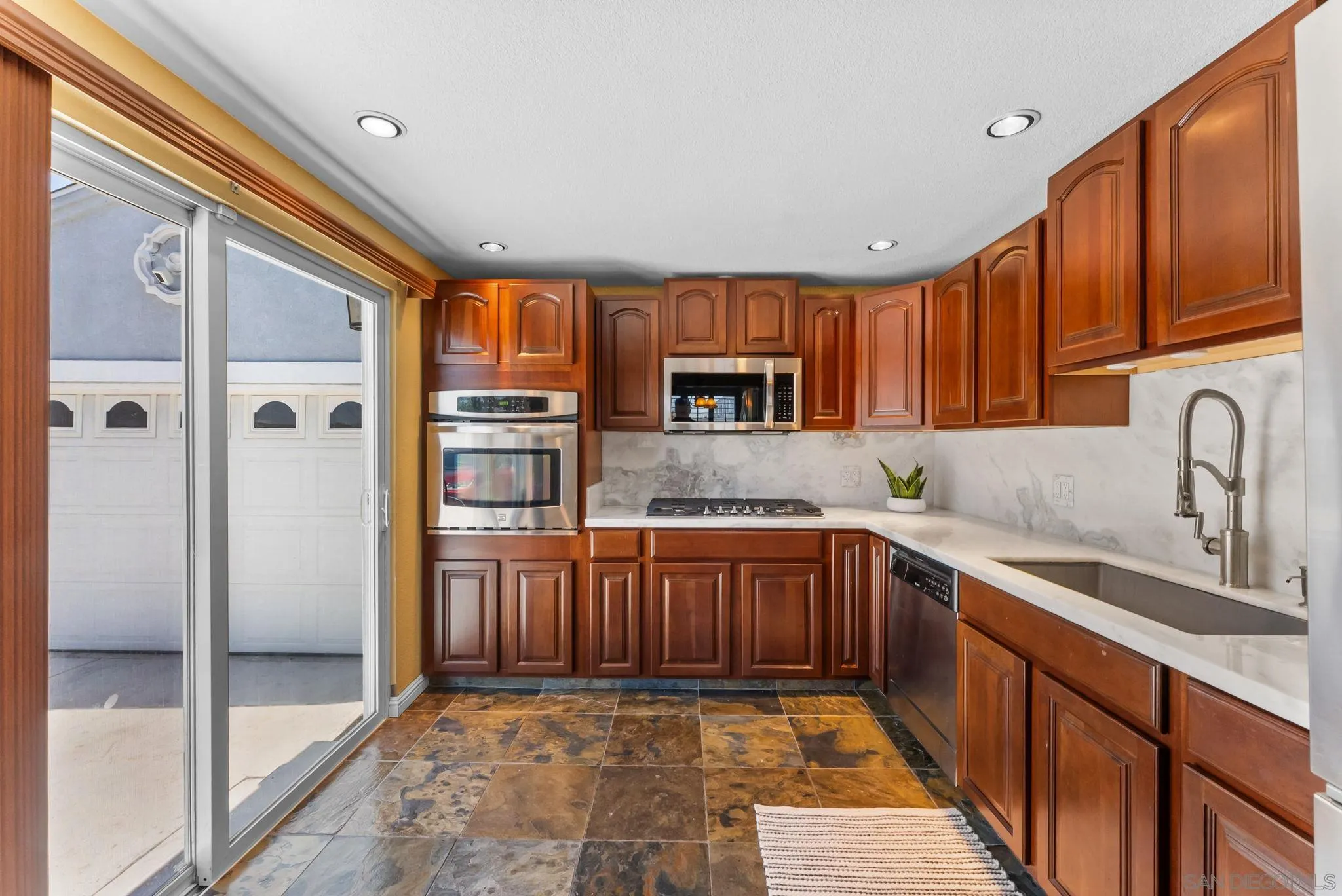 https://cdn.realtyfeed.com/cdn/127/260014240/e78053f1040e510c68ef8834e6789cd3.webp