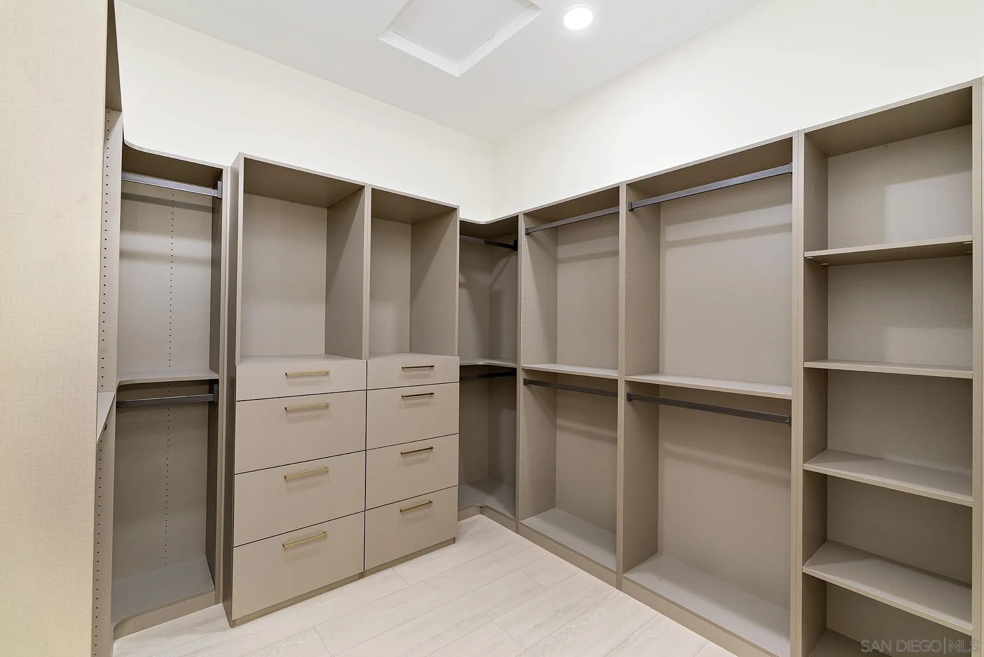 https://cdn.realtyfeed.com/cdn/127/260014249/1773501c231b5a62cea9865f0d7c25d2.webp