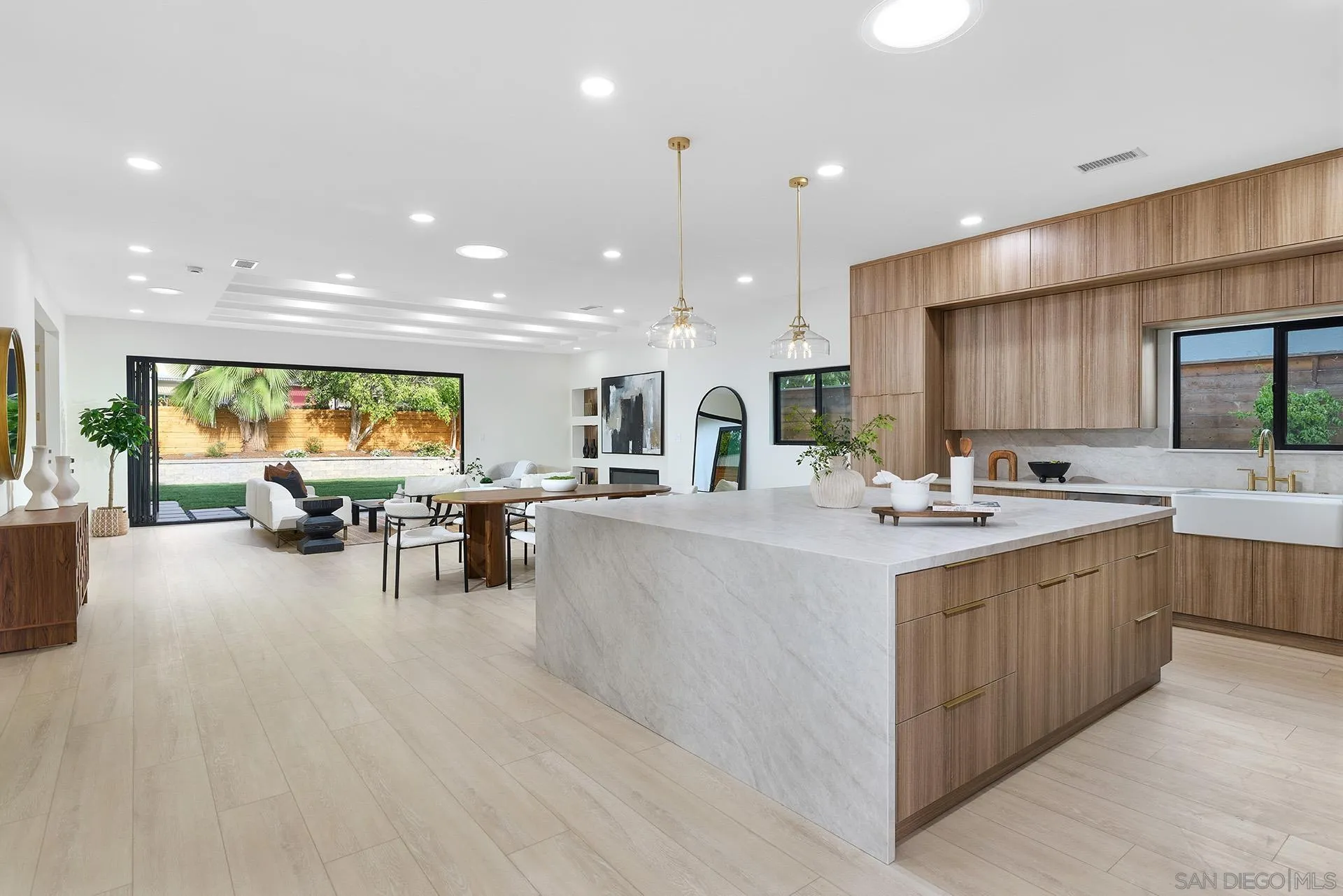 https://cdn.realtyfeed.com/cdn/127/260014249/1bd87d7c2e13e1a1ec17cc8590f5bd10.webp