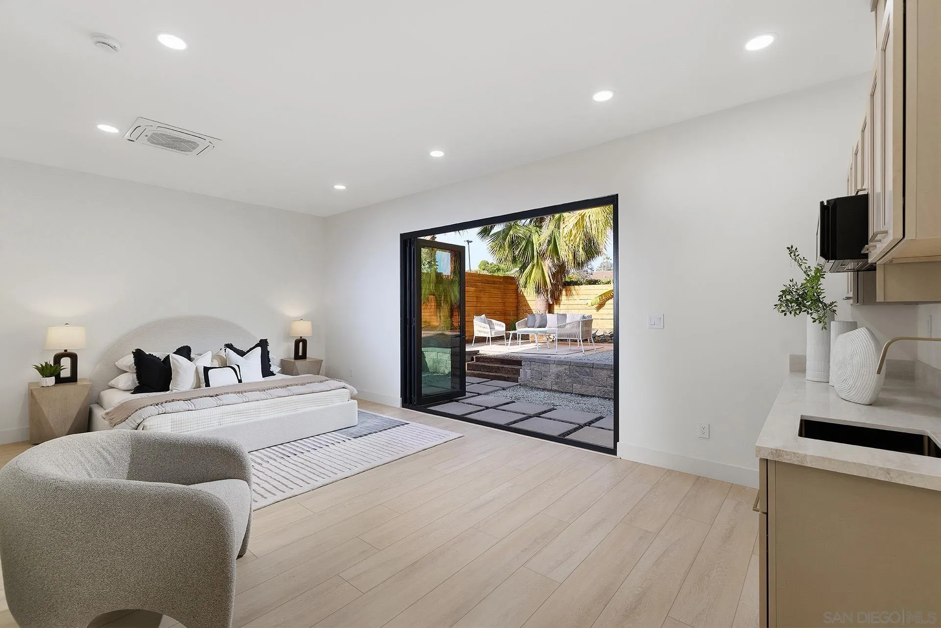 https://cdn.realtyfeed.com/cdn/127/260014249/772f98a52447faee86c183169cc34930.webp