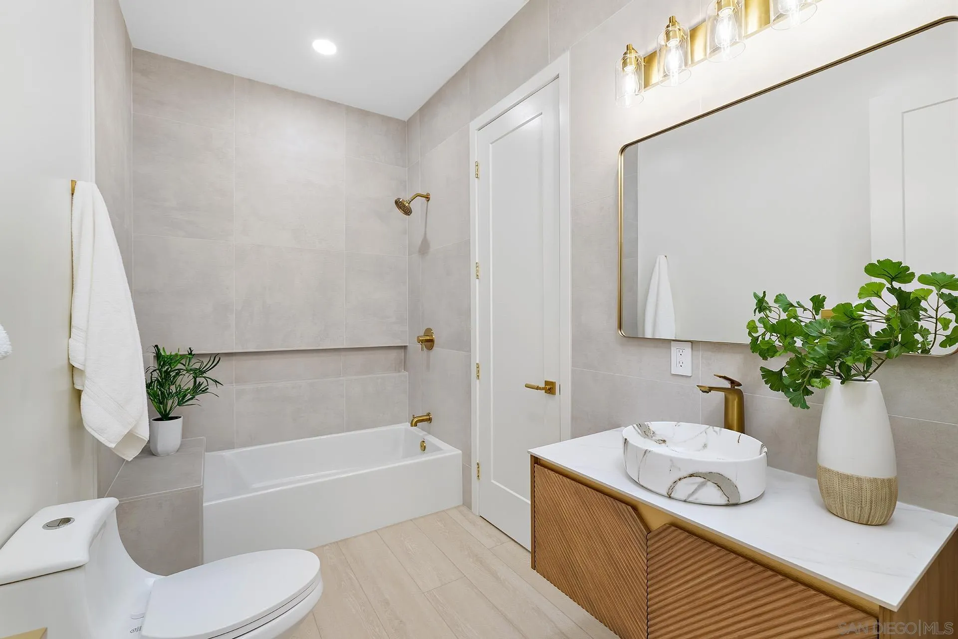 https://cdn.realtyfeed.com/cdn/127/260014249/c72e0b282d86ff4d255921a750acff8f.webp