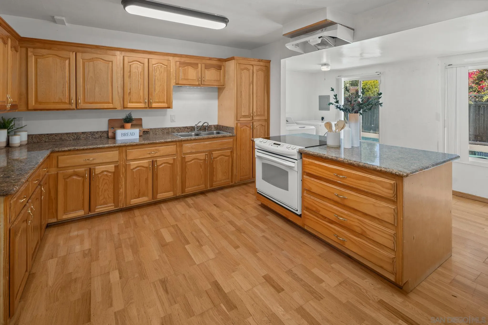 https://cdn.realtyfeed.com/cdn/127/260014256/0a074f81048832b1a264d605b3898351.webp