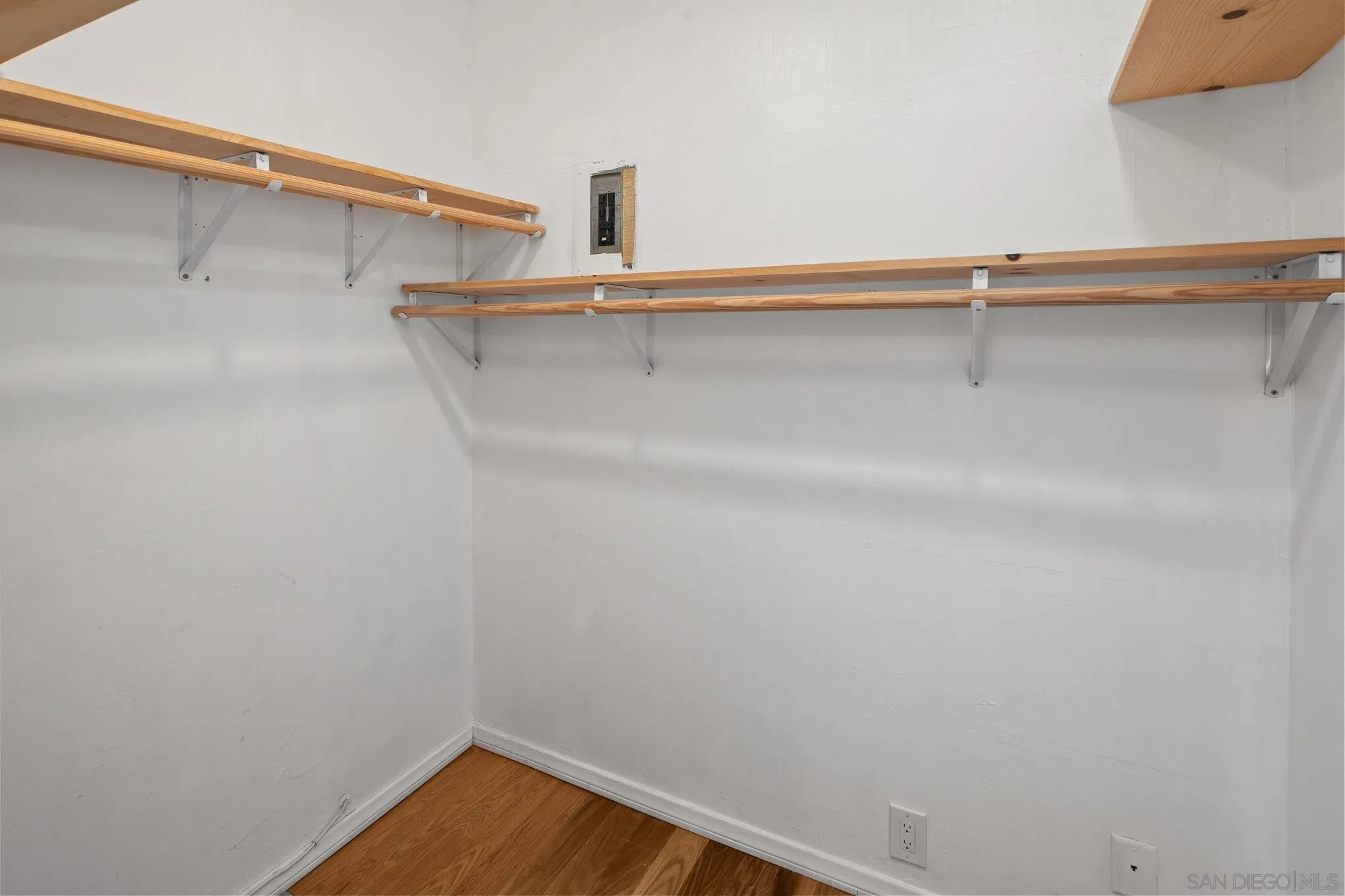 https://cdn.realtyfeed.com/cdn/127/260014256/faffd07d05bfd27397a84de77e6e2bcd.webp