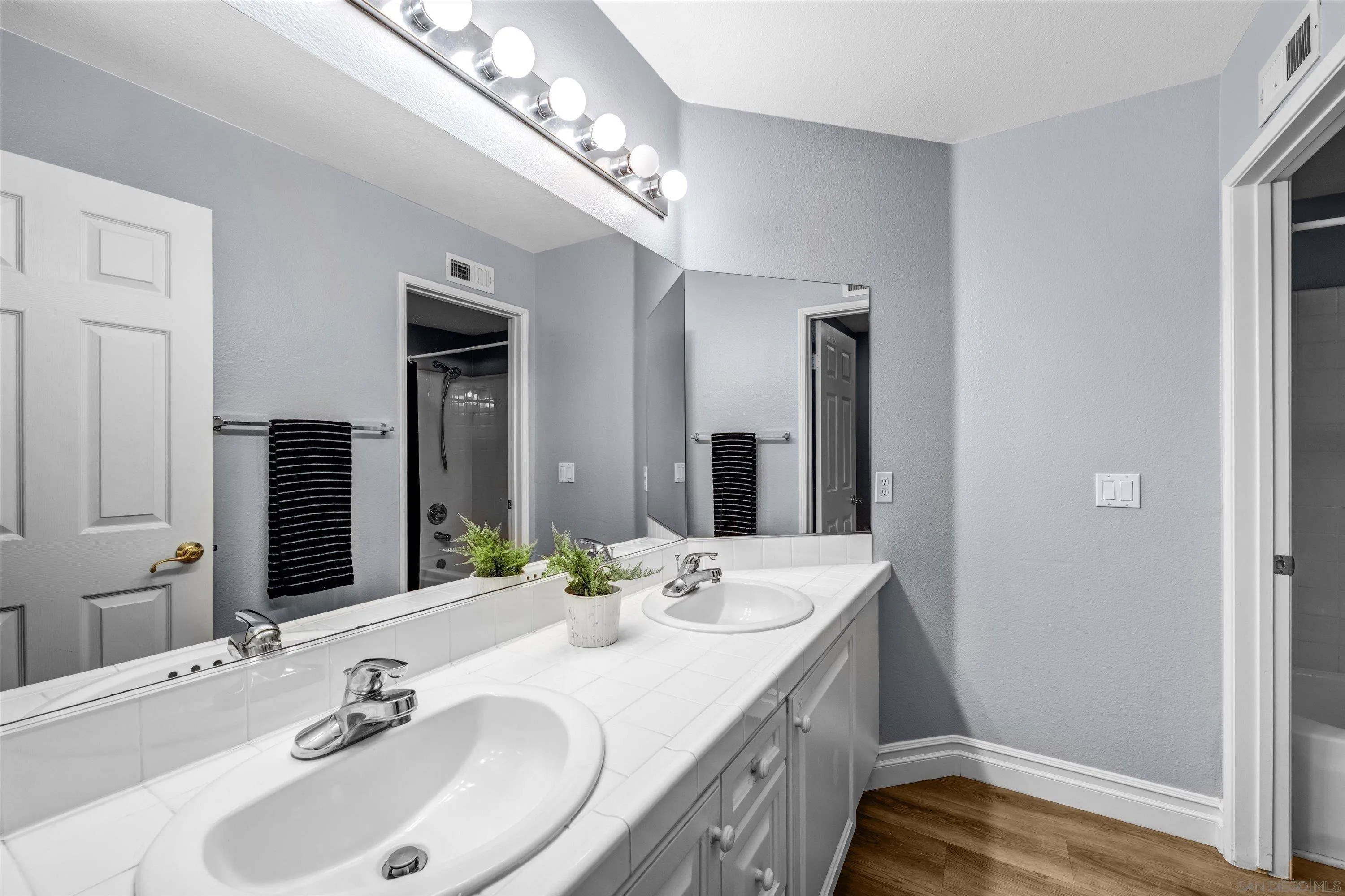 https://cdn.realtyfeed.com/cdn/127/260014260/9842d40dcaf30604fcf4ea42ef36716d.webp