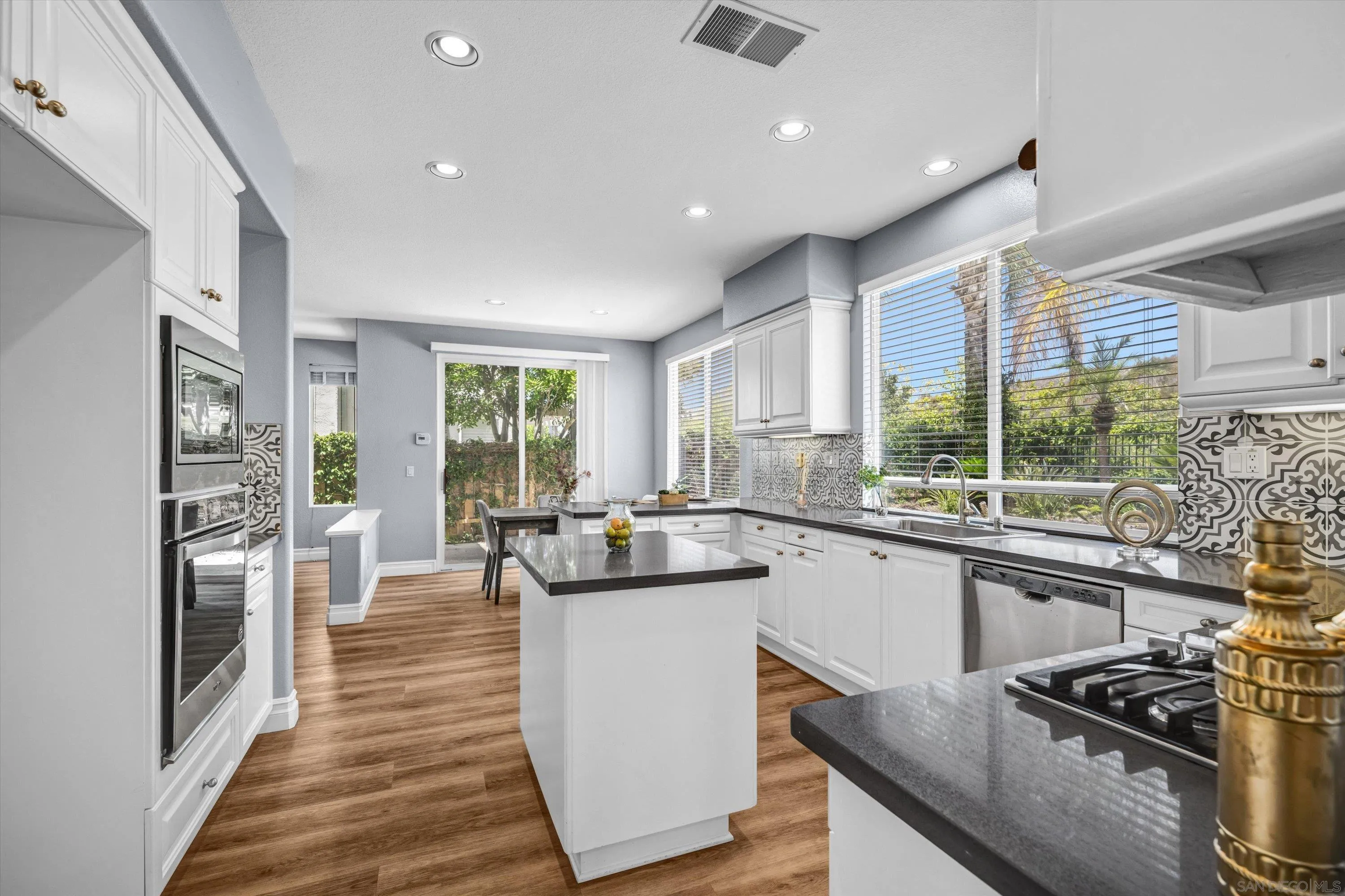 https://cdn.realtyfeed.com/cdn/127/260014260/e5b651af19e12f12783c2269957f7b2d.webp