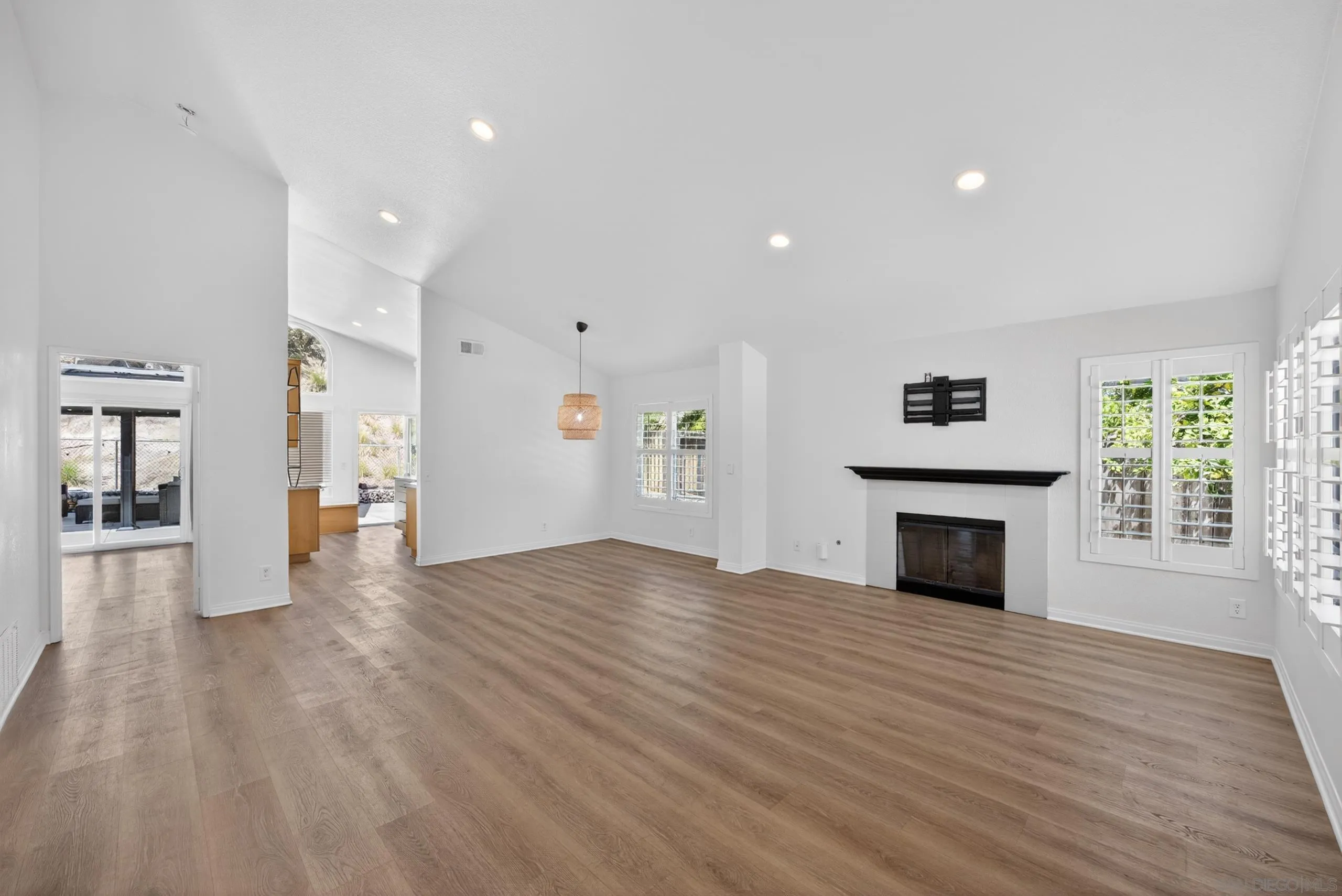 https://cdn.realtyfeed.com/cdn/127/260014261/1eaca0b8a1962557a36211daa2078907.webp