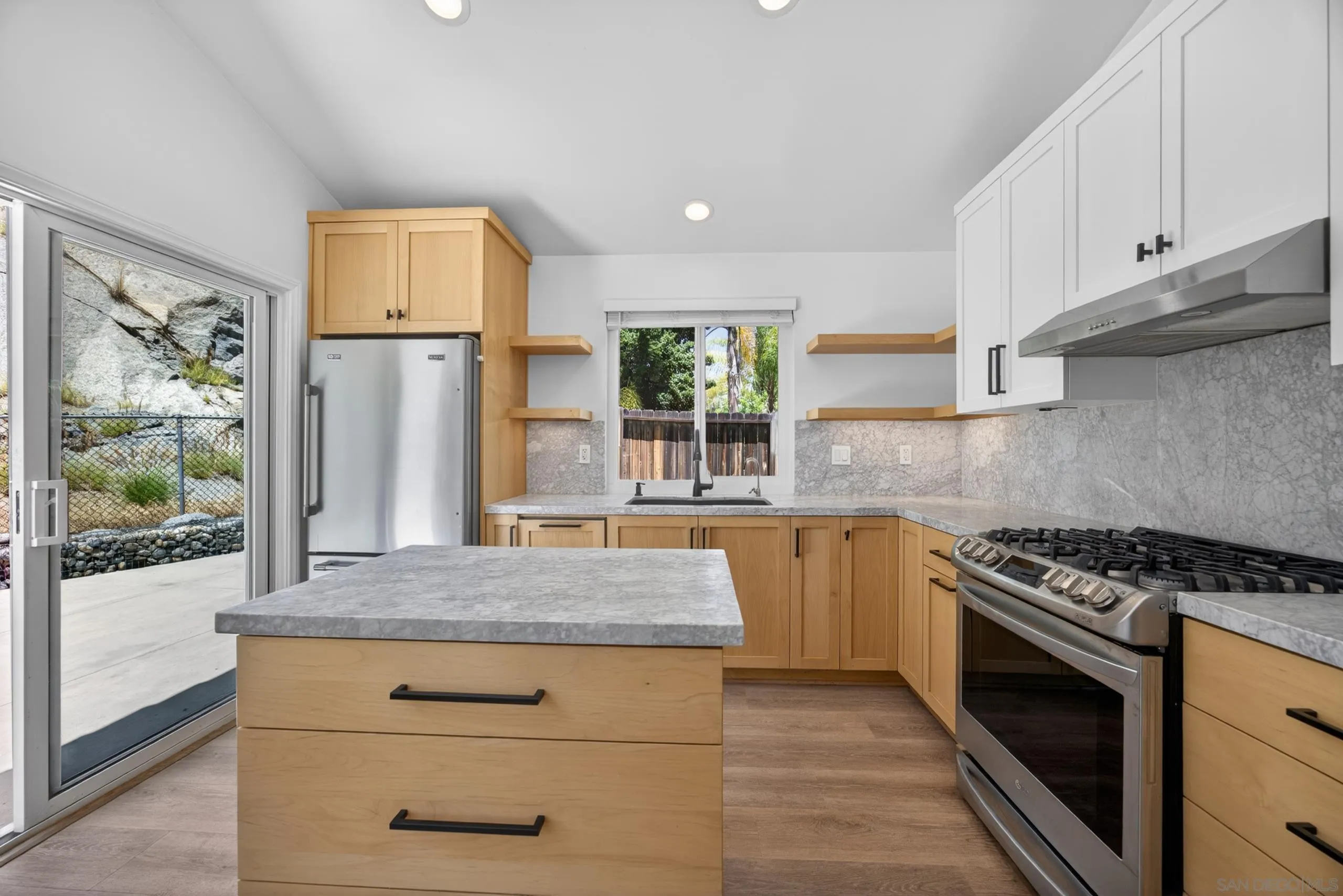 https://cdn.realtyfeed.com/cdn/127/260014261/4c2378517efad10ae8431ef1e017dc99.webp