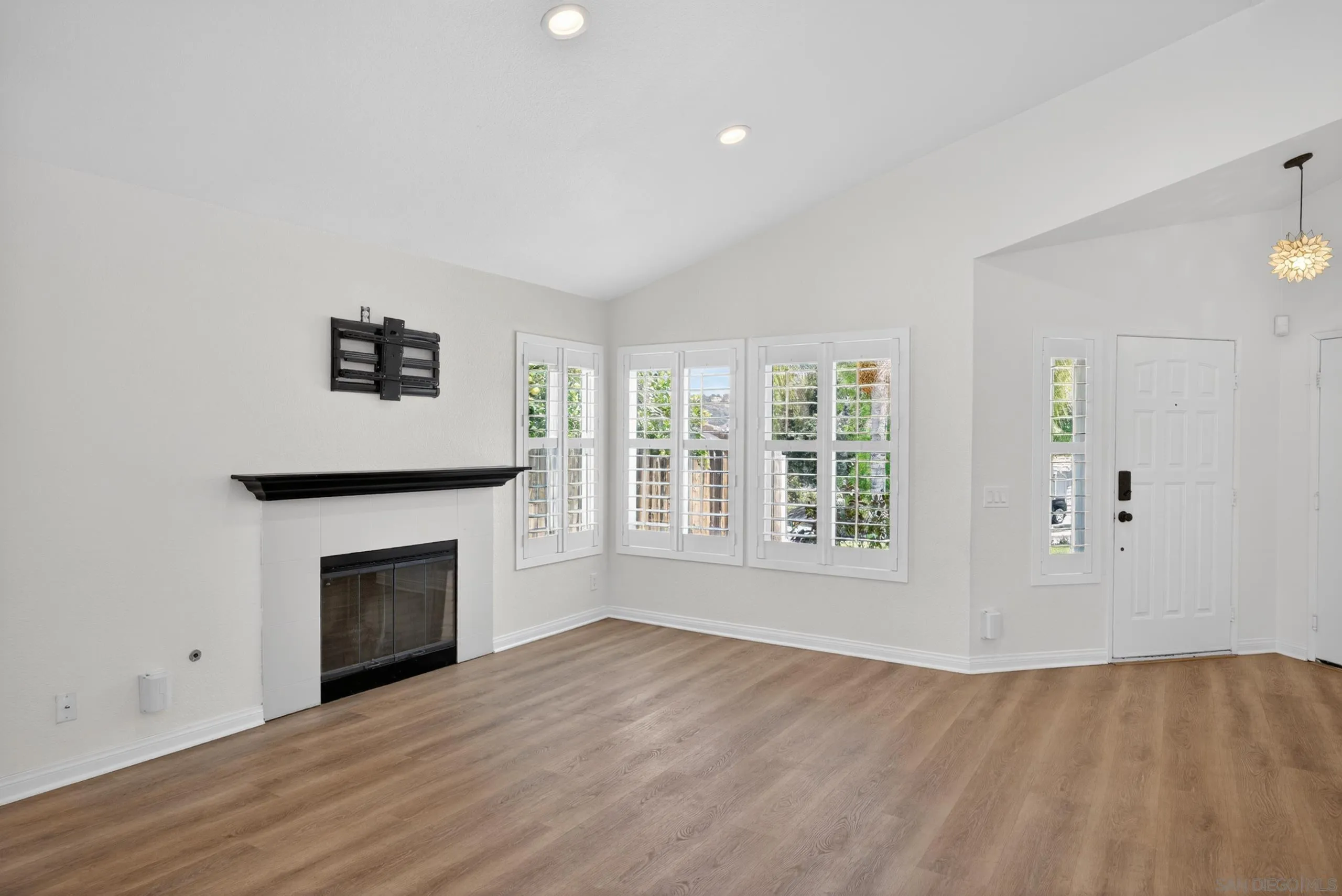 https://cdn.realtyfeed.com/cdn/127/260014261/73994ad70bd1a879aa9fdff0b2bc0aef.webp