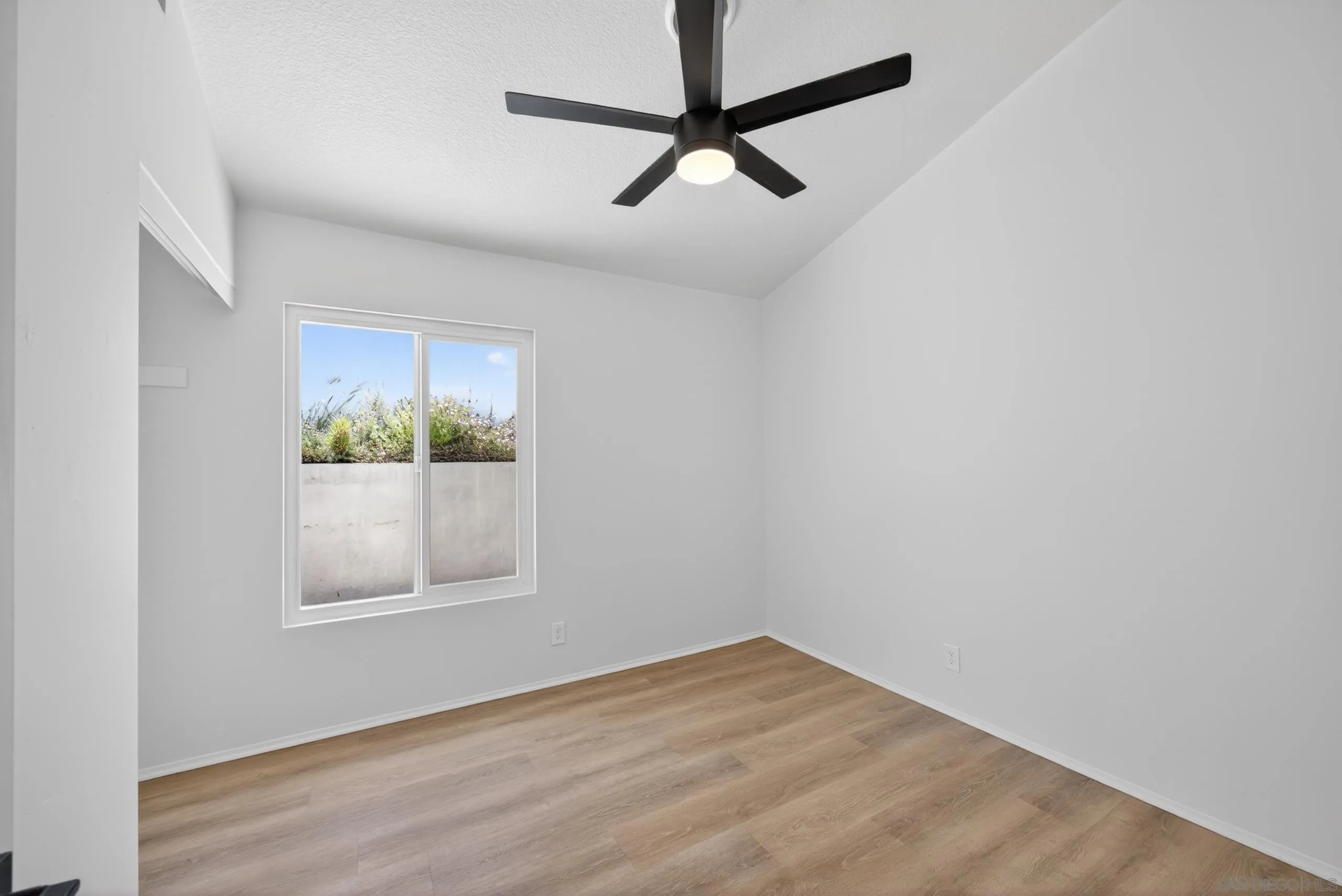 https://cdn.realtyfeed.com/cdn/127/260014261/8ee87f3626252374015c1365f98870ac.webp