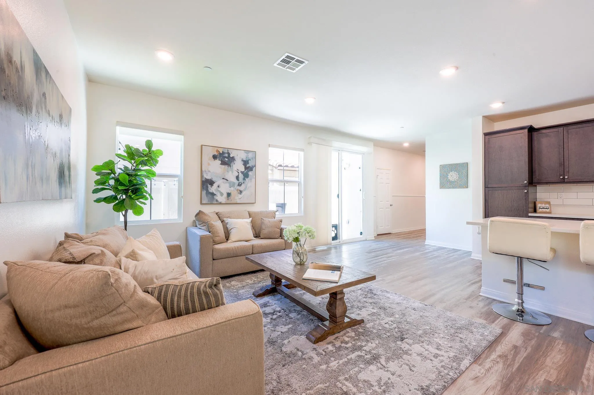 https://cdn.realtyfeed.com/cdn/127/260014262/471e7cd2e0435cddb75296fc4301bdd5.webp
