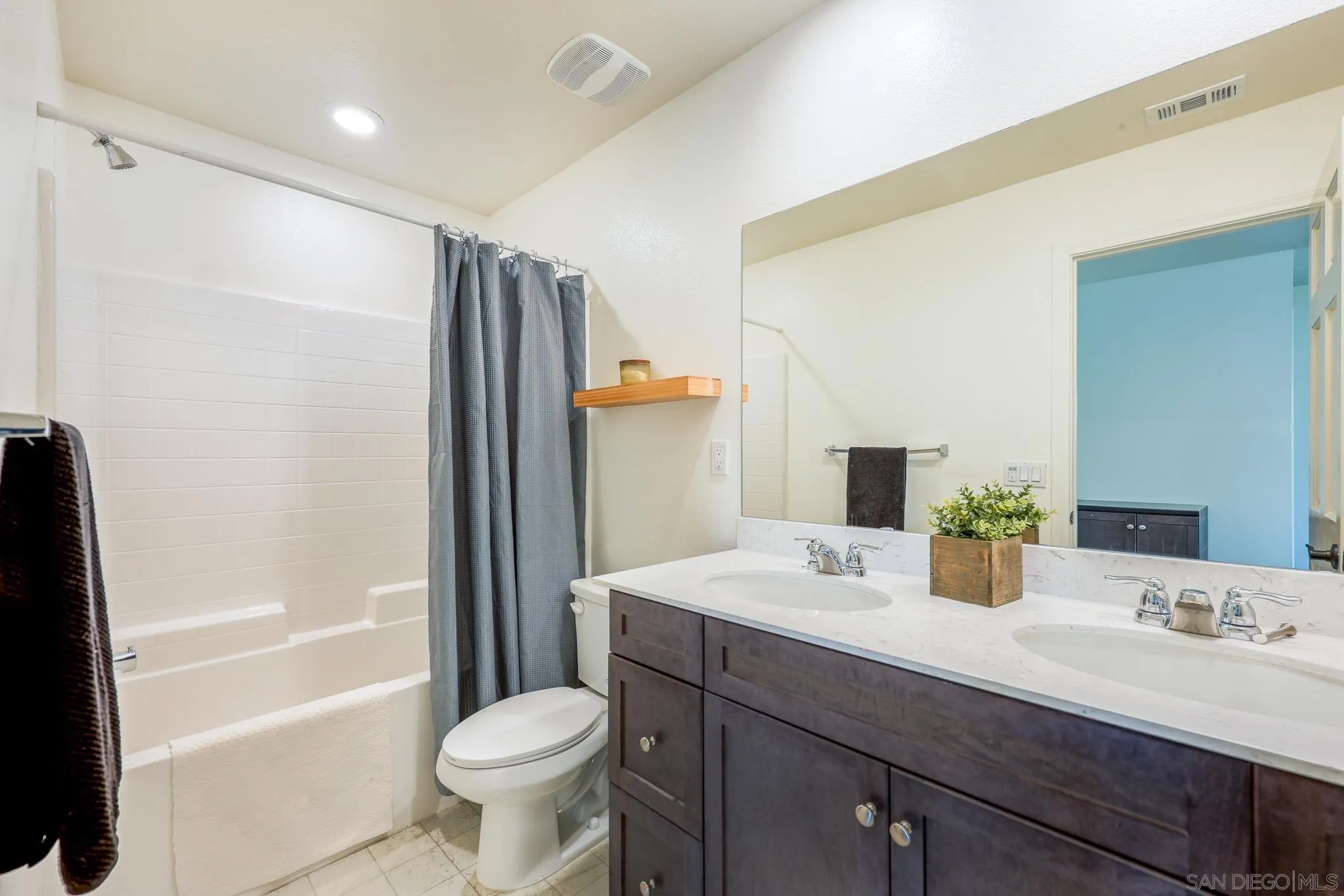 https://cdn.realtyfeed.com/cdn/127/260014262/5cb8c8af306f010422656203af83c8b7.webp