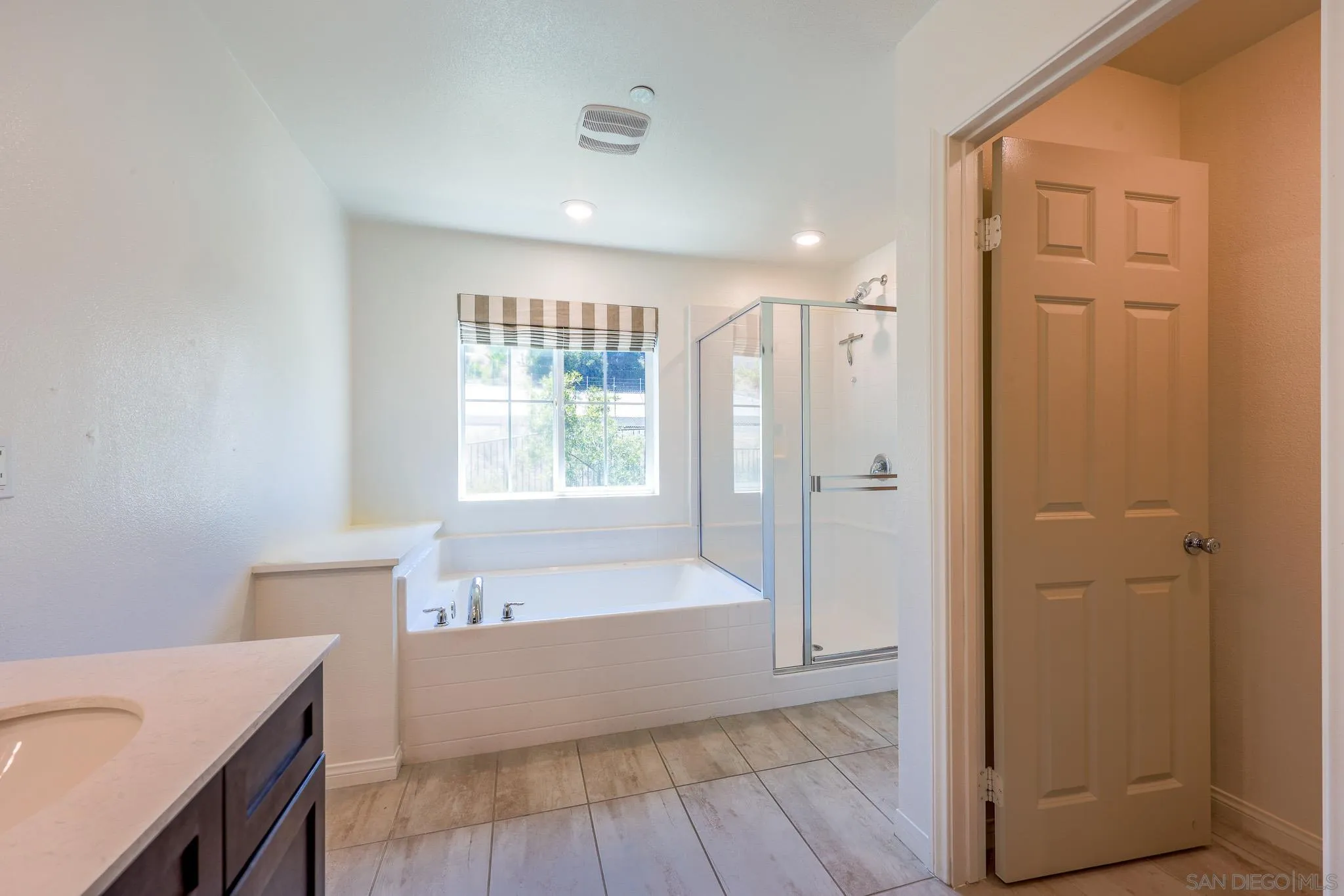 https://cdn.realtyfeed.com/cdn/127/260014262/ba18d24903c05177f6795bf96c3437f8.webp