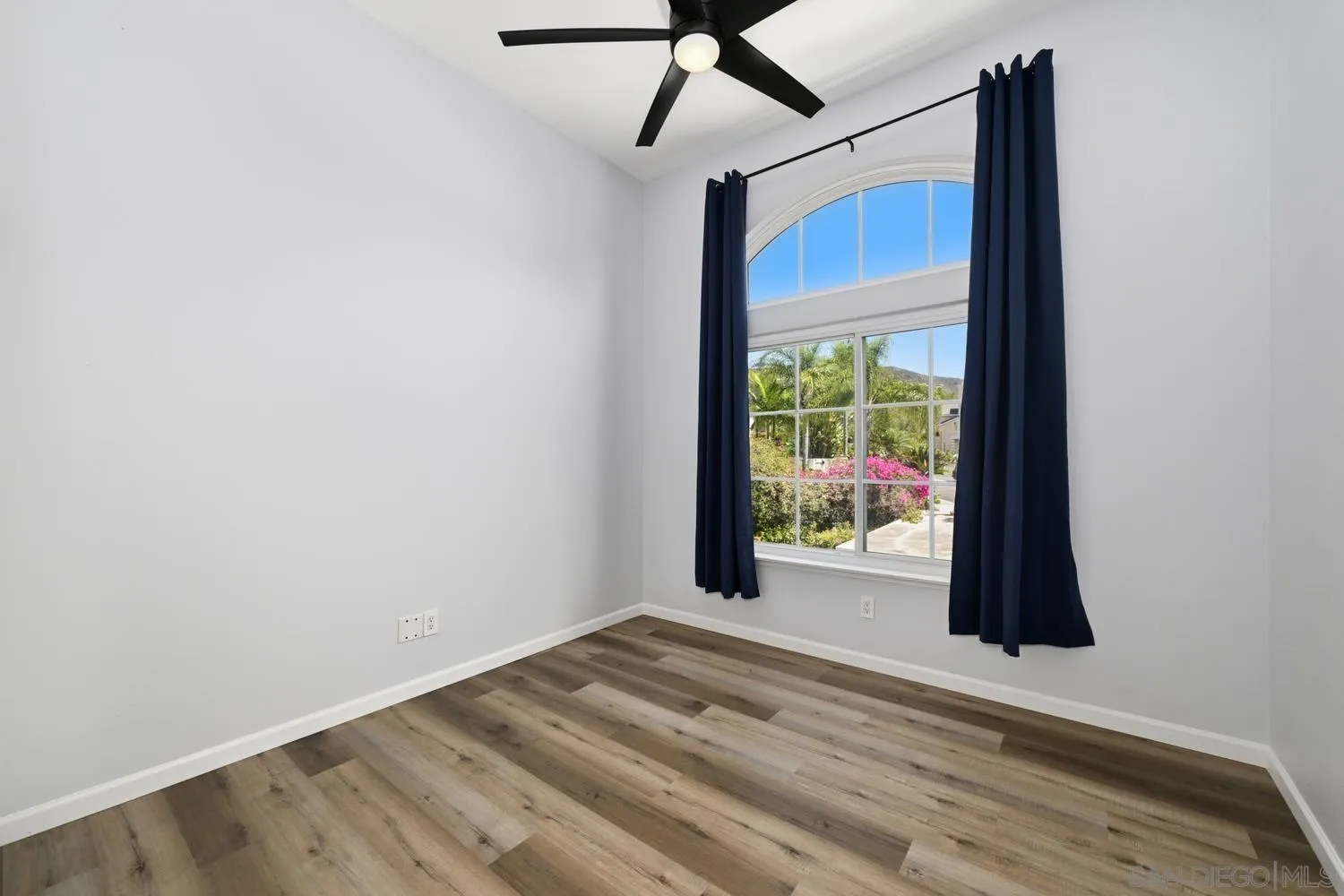 https://cdn.realtyfeed.com/cdn/127/260014272/8b3c183ab8b36041b36953ade4190f93.webp