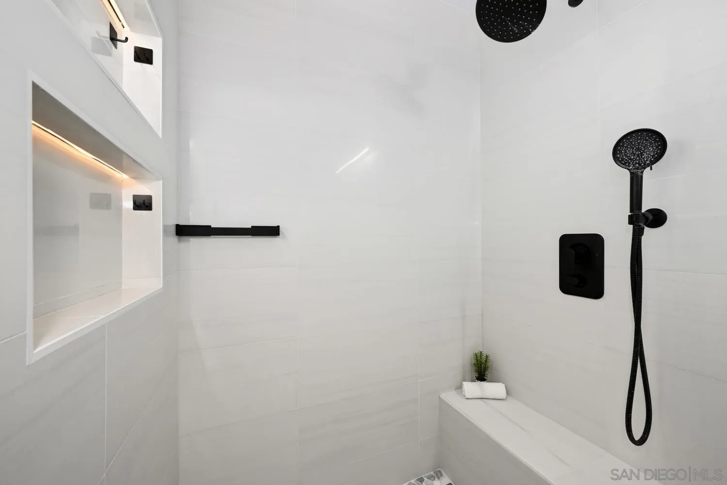 https://cdn.realtyfeed.com/cdn/127/260014272/f916f4acb5997f0017fc7ad204c69031.webp