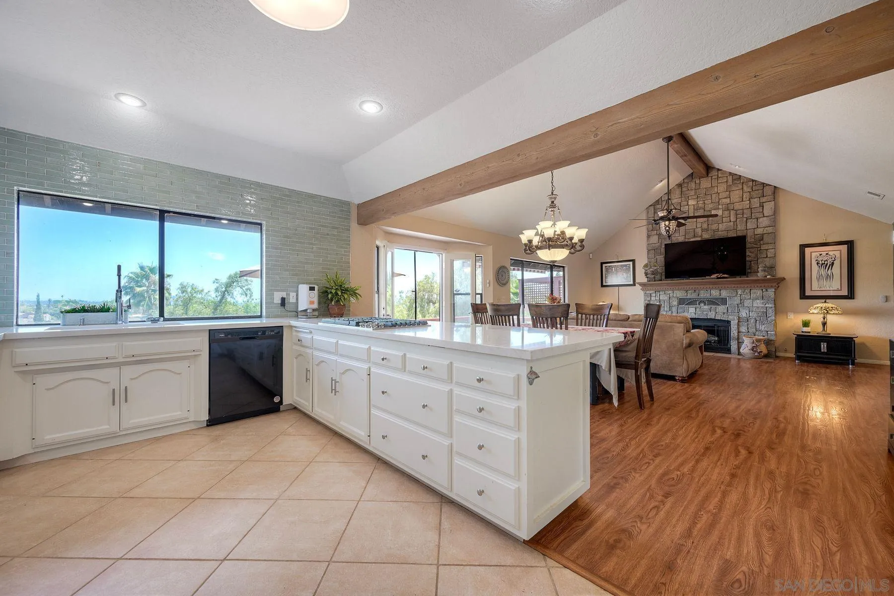 https://cdn.realtyfeed.com/cdn/127/260014273/941b33d8c788acb8f4b059529d12de85.webp