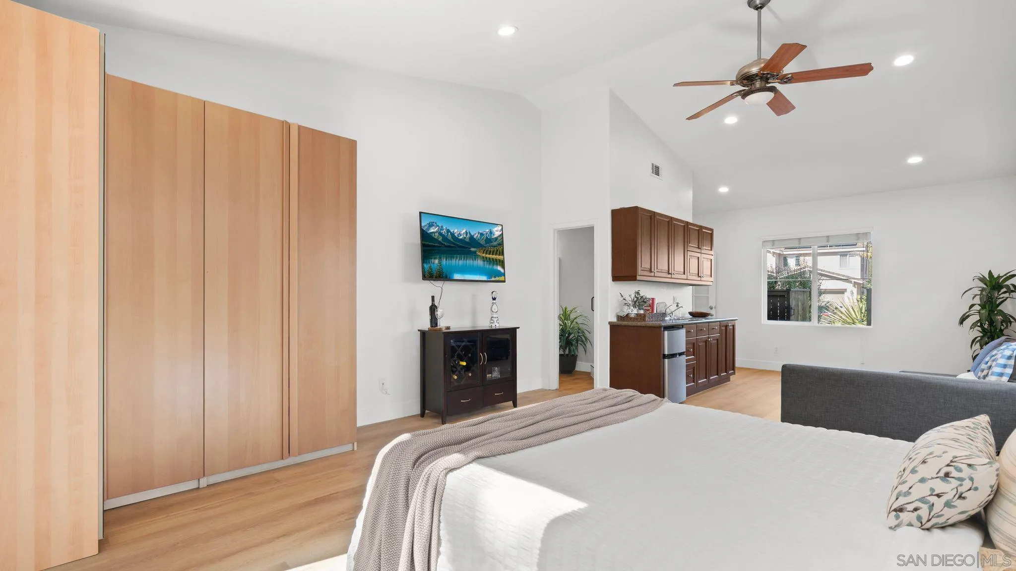 https://cdn.realtyfeed.com/cdn/127/260014281/8b7ef28113c8eb45f1af5a991b0f4879.webp