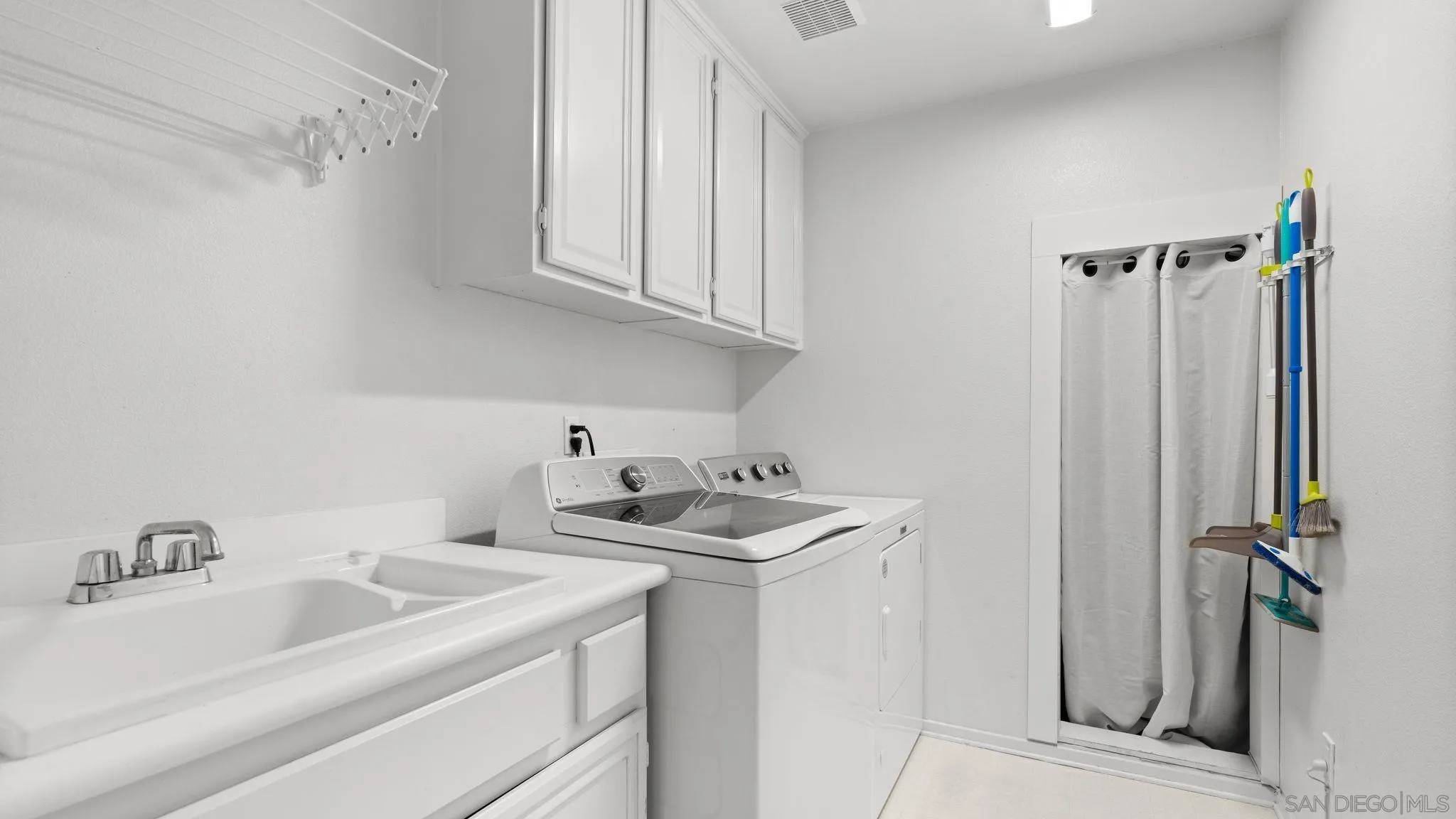 https://cdn.realtyfeed.com/cdn/127/260014281/937a14de7bab796060a25ee9a874c088.webp