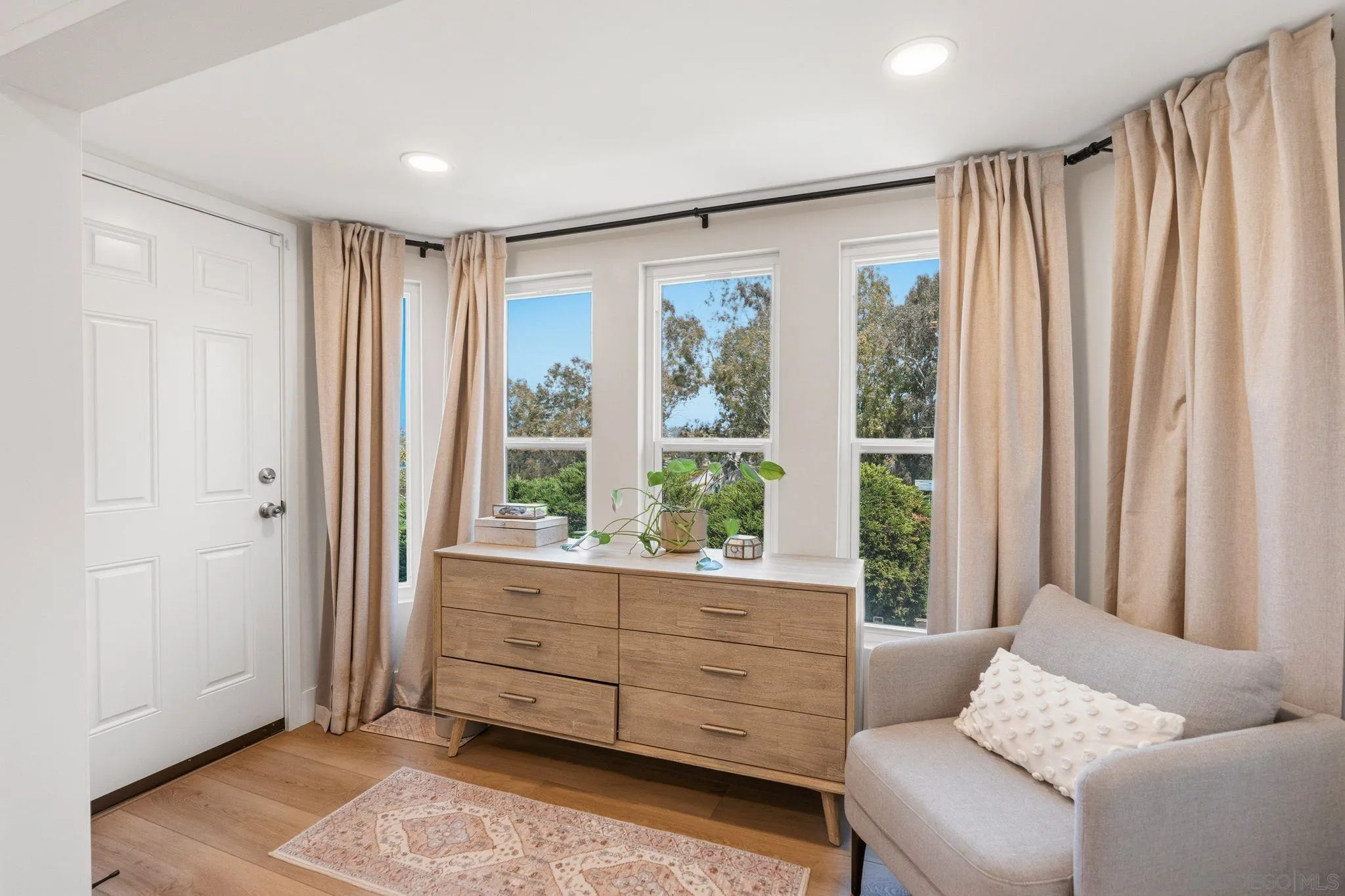 https://cdn.realtyfeed.com/cdn/127/260014286/61d637f990f245eef8f05505a04927df.webp
