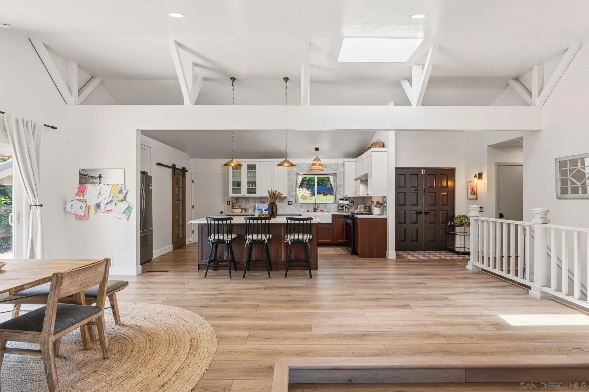 https://cdn.realtyfeed.com/cdn/127/260014286/8bb46f660eb68bd5fe993e7d99db4175.webp