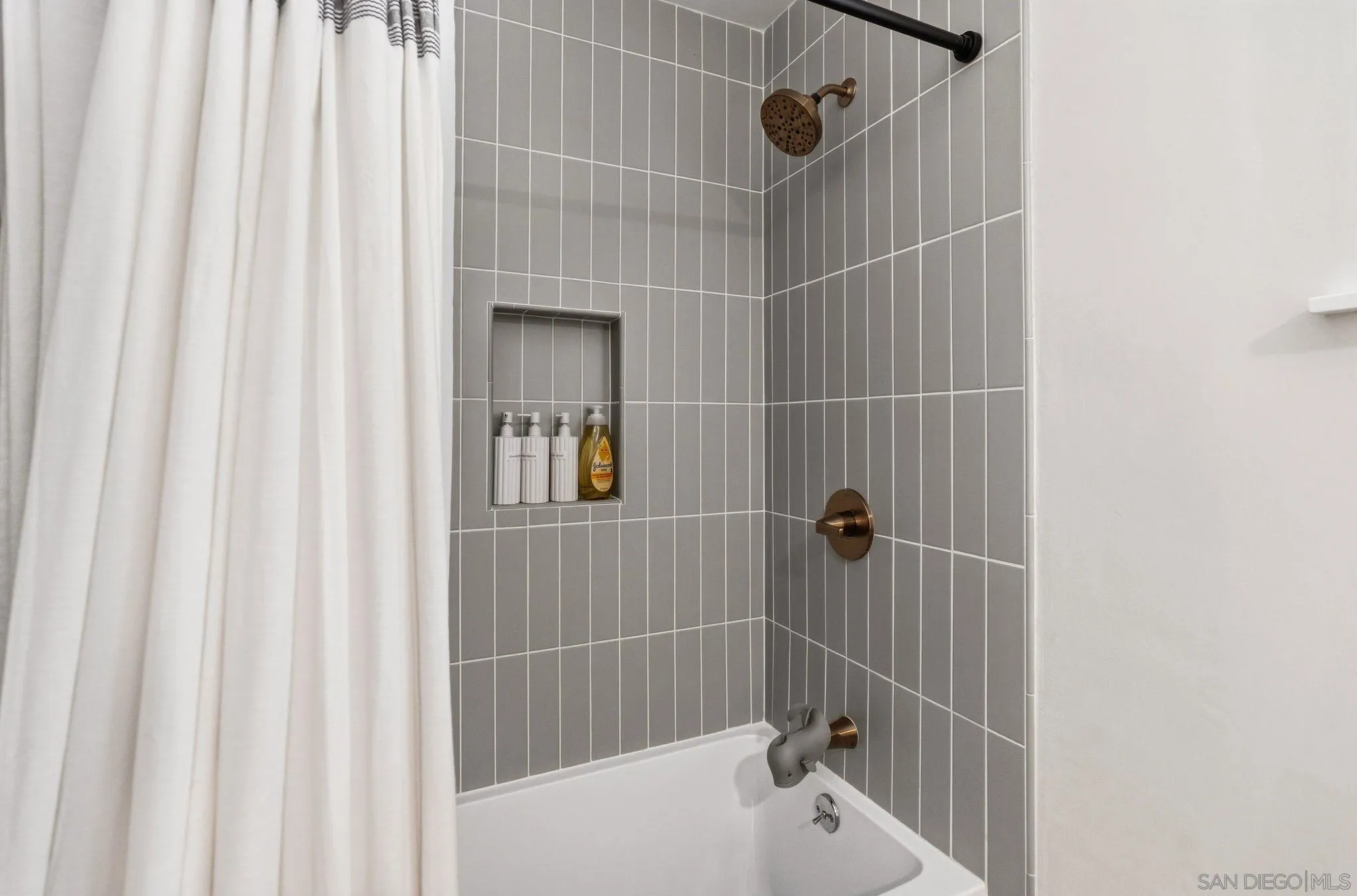https://cdn.realtyfeed.com/cdn/127/260014286/a72ef8bebded73c2806dae16605ed92c.webp