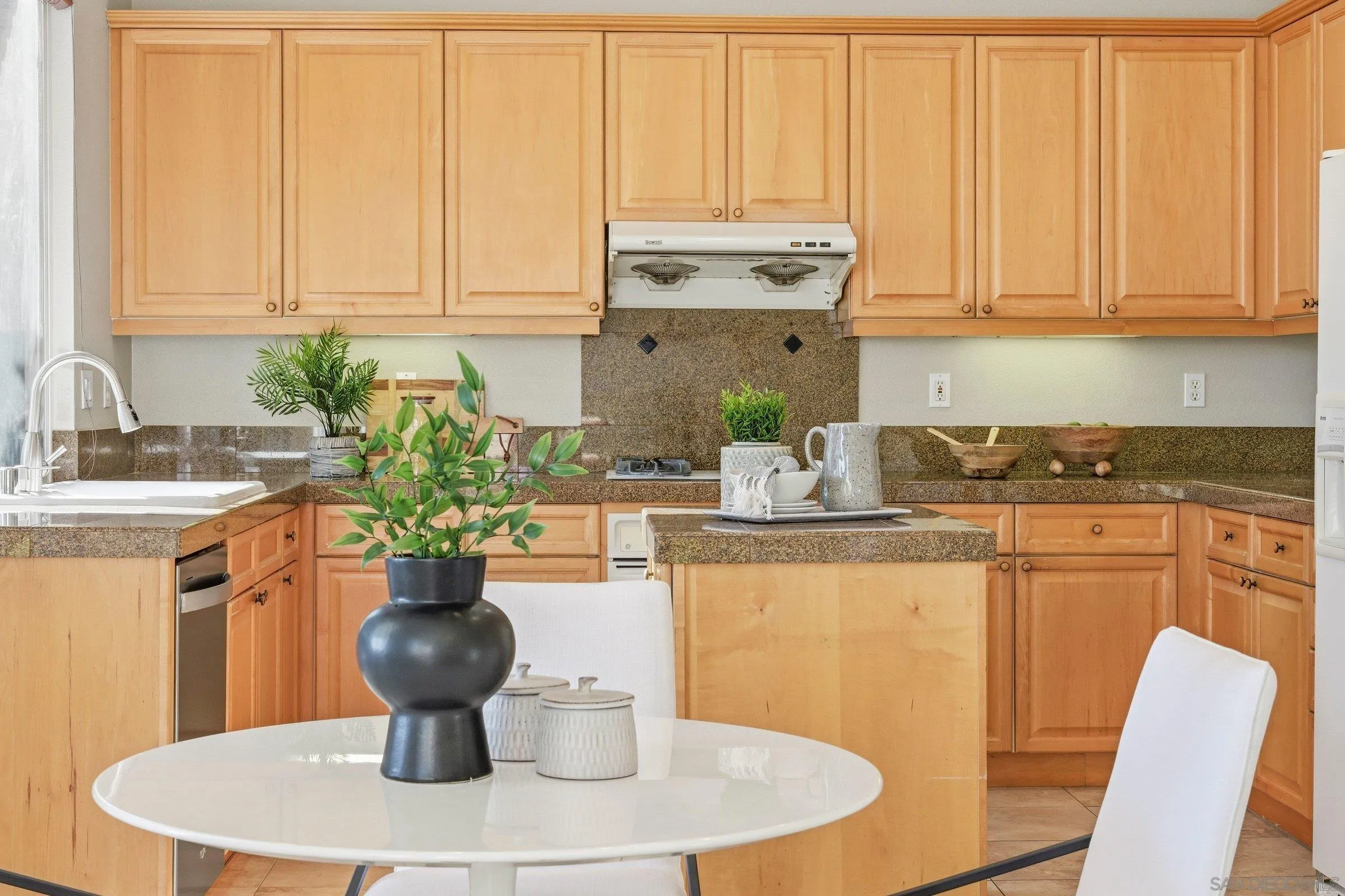 https://cdn.realtyfeed.com/cdn/127/260014289/c42338dff8b06712233c3a046f664254.webp