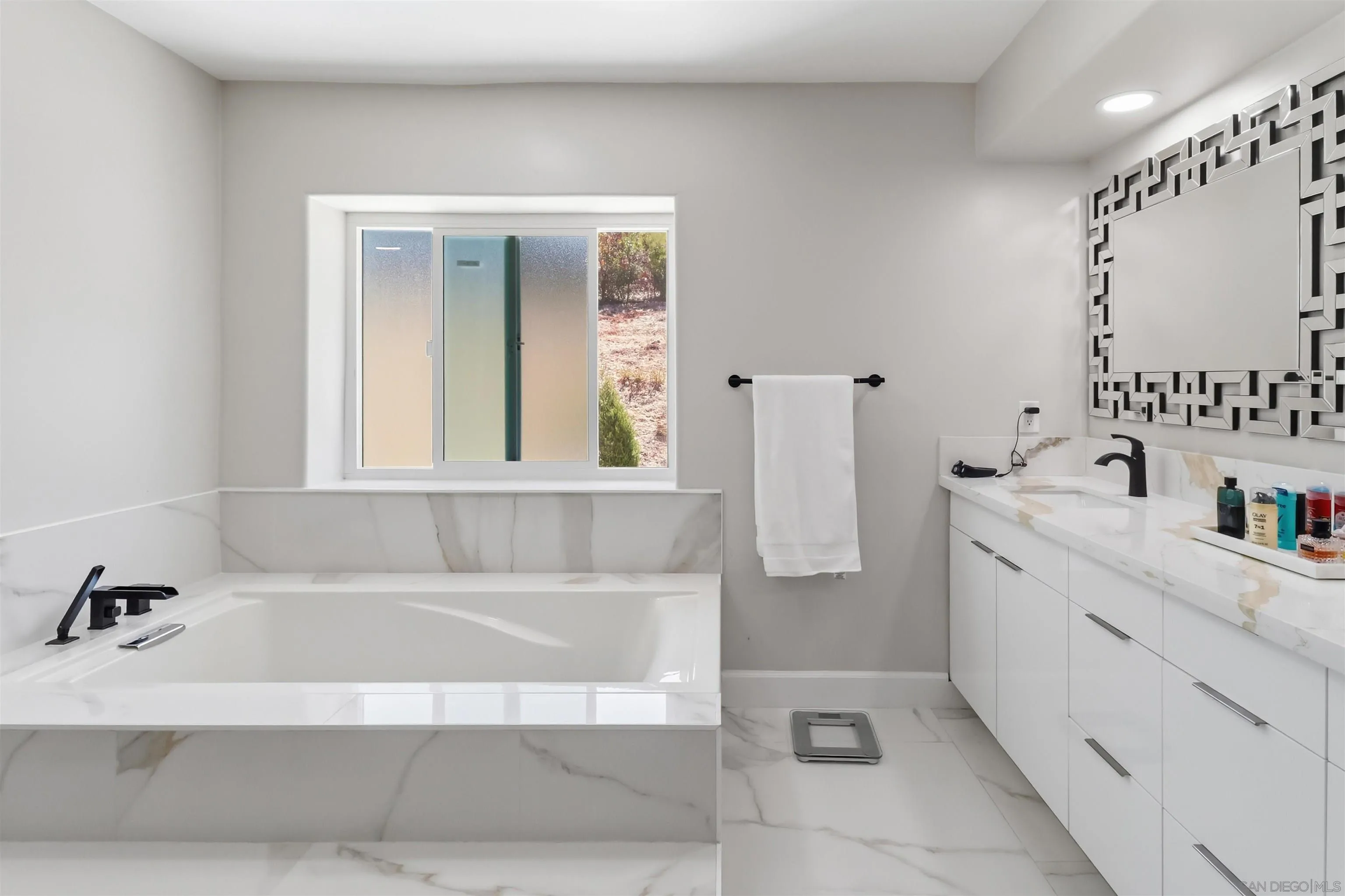https://cdn.realtyfeed.com/cdn/127/260014292/4fca71d359788de318ea0c494179af7c.webp
