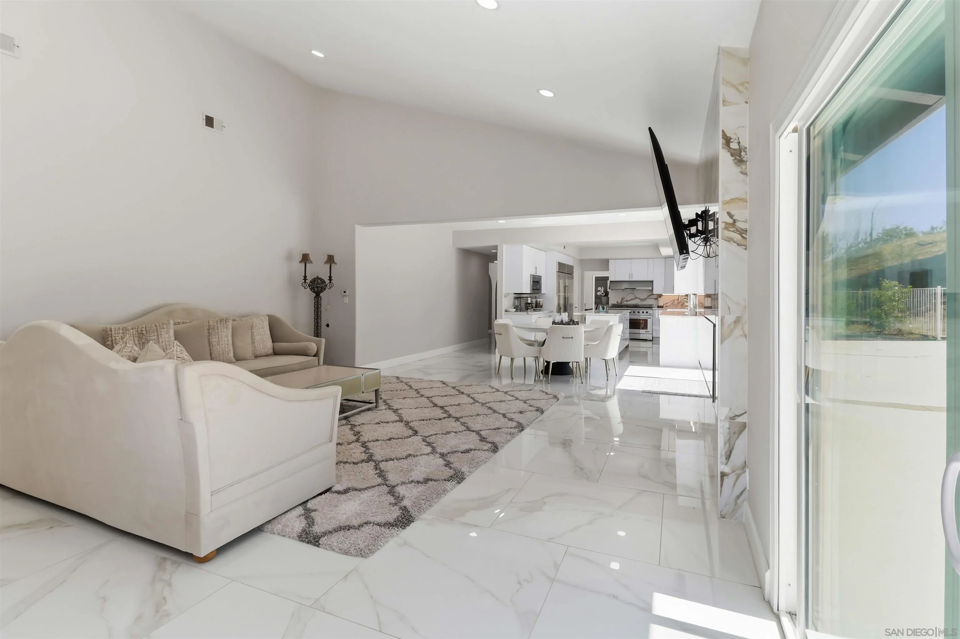 https://cdn.realtyfeed.com/cdn/127/260014292/690127213bce8c700e9da0df184ec420.webp