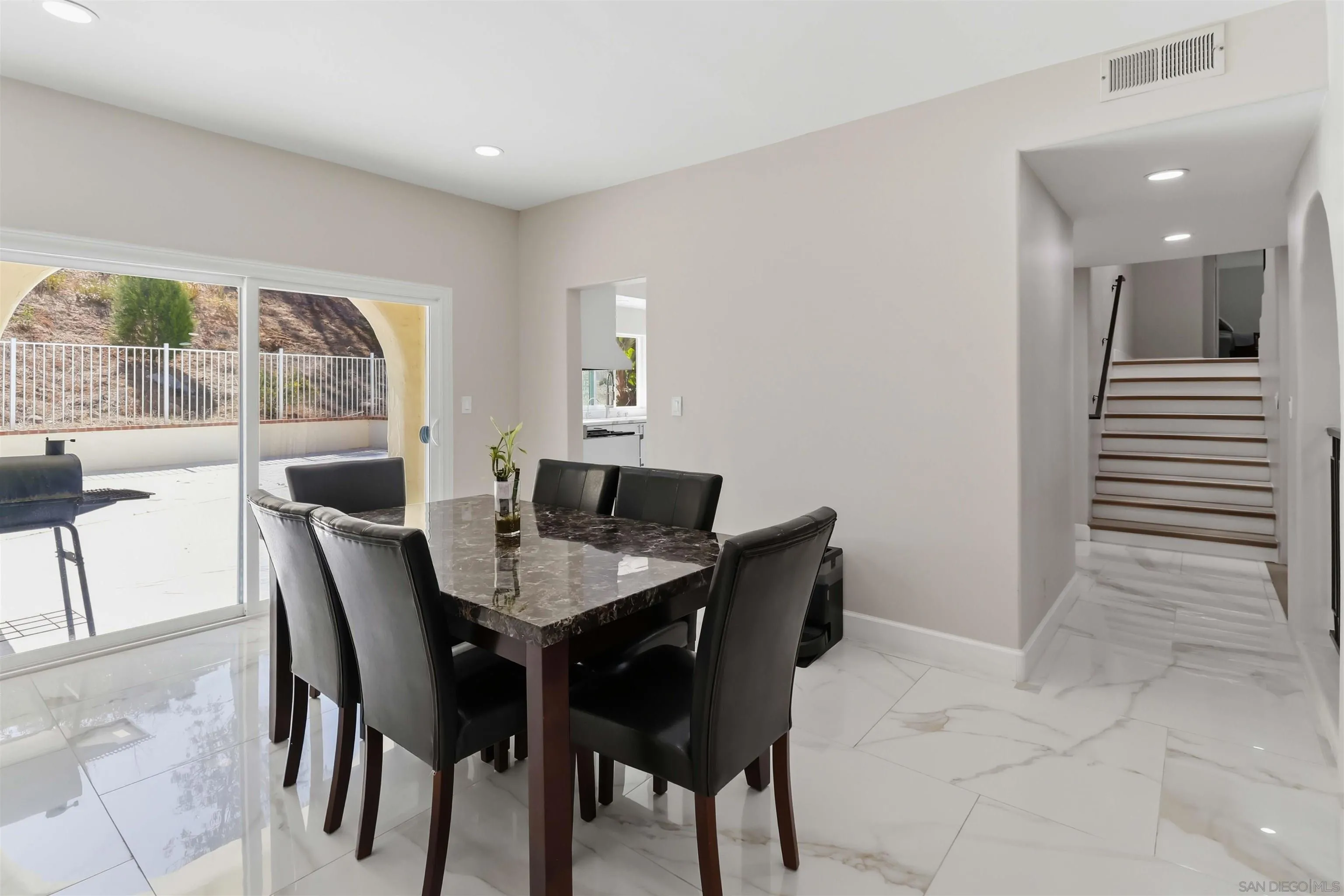 https://cdn.realtyfeed.com/cdn/127/260014292/83ff67aac813757b254be1c4c4b23365.webp