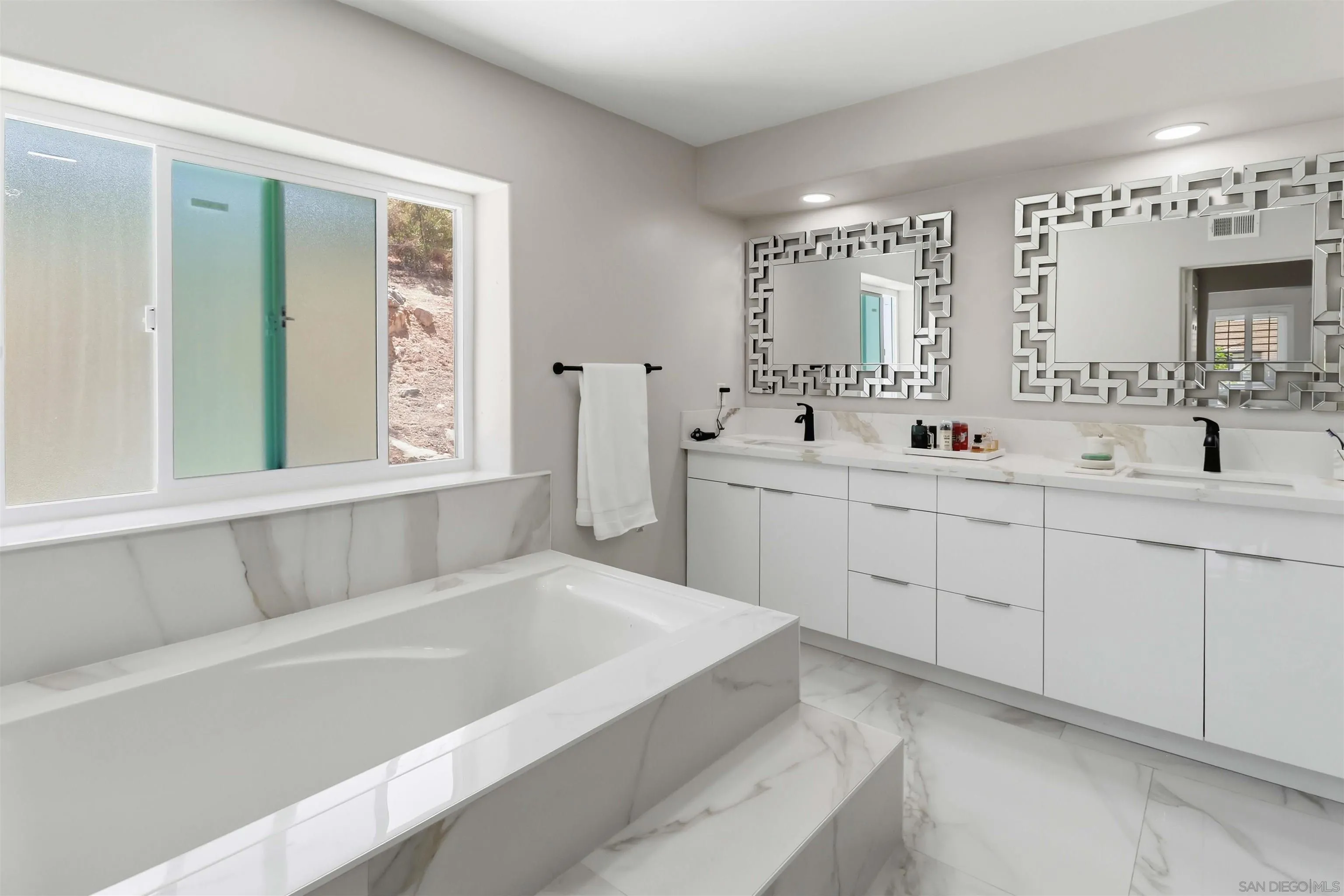 https://cdn.realtyfeed.com/cdn/127/260014292/ef5582091fa42c51074b6b73fe982b7d.webp