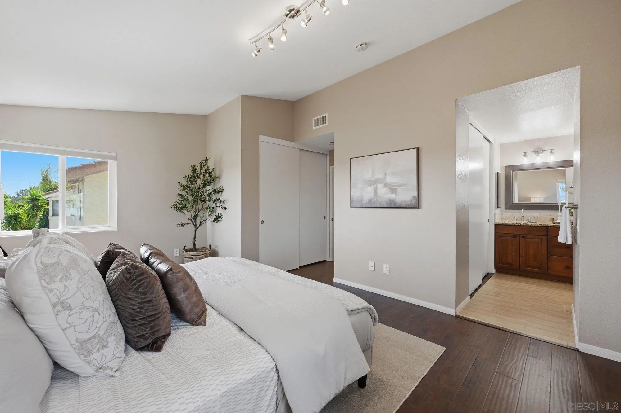 https://cdn.realtyfeed.com/cdn/127/260014293/2fc60864bc5919a76c8447333385f904.webp