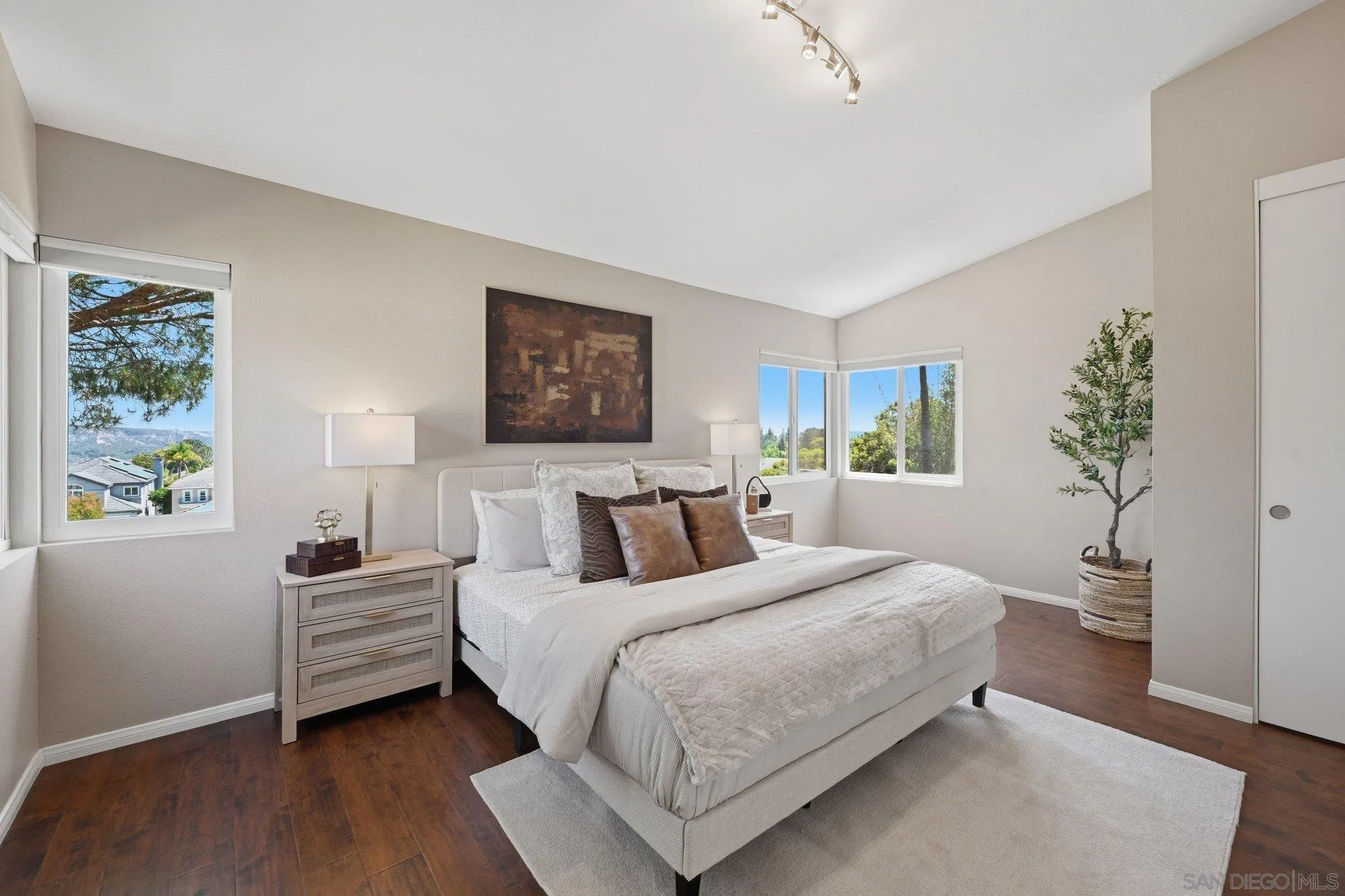 https://cdn.realtyfeed.com/cdn/127/260014293/3d1b079a09ef6e3ff88c253195004874.webp