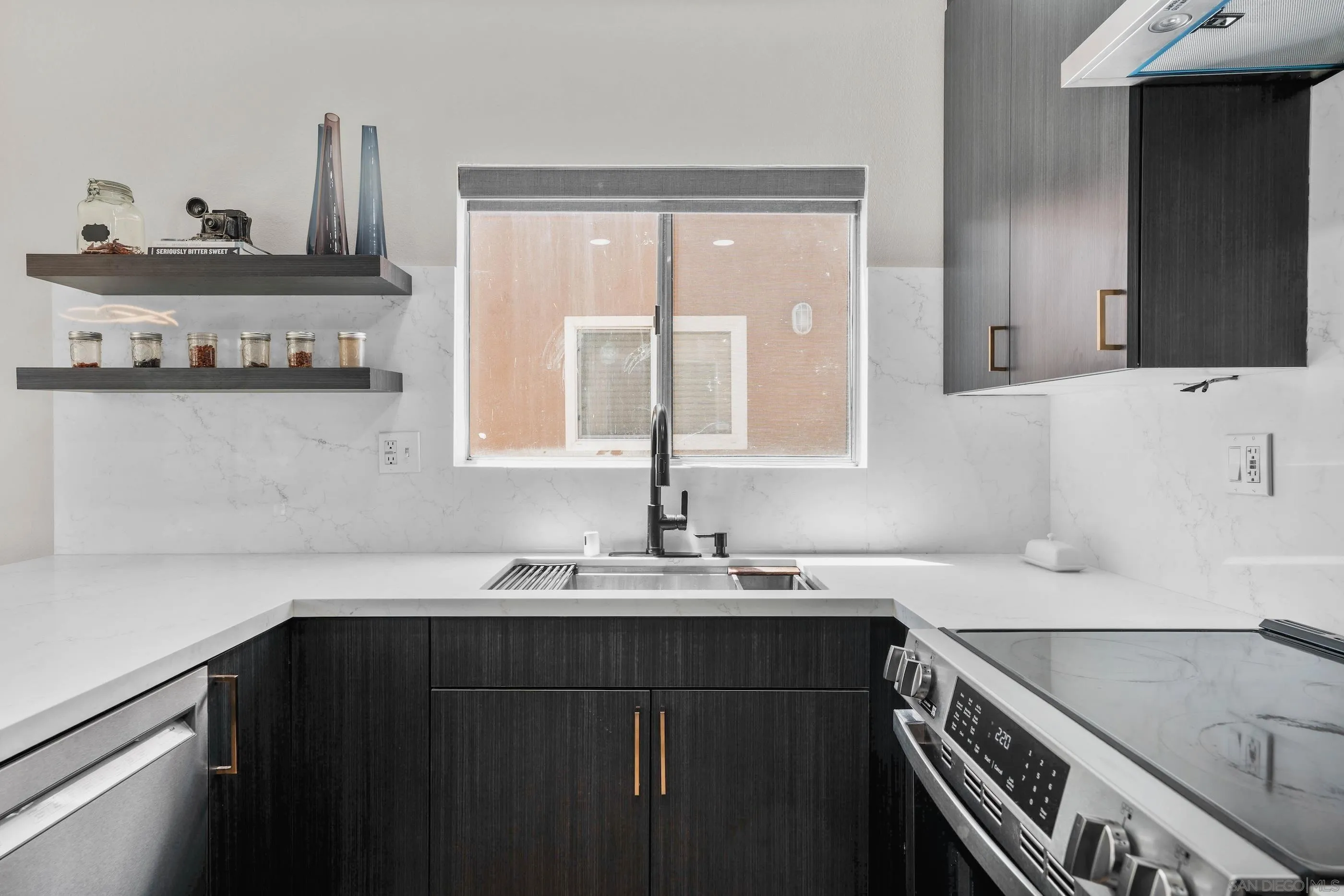 Photo #2: 2600143 Listing: Photo #2