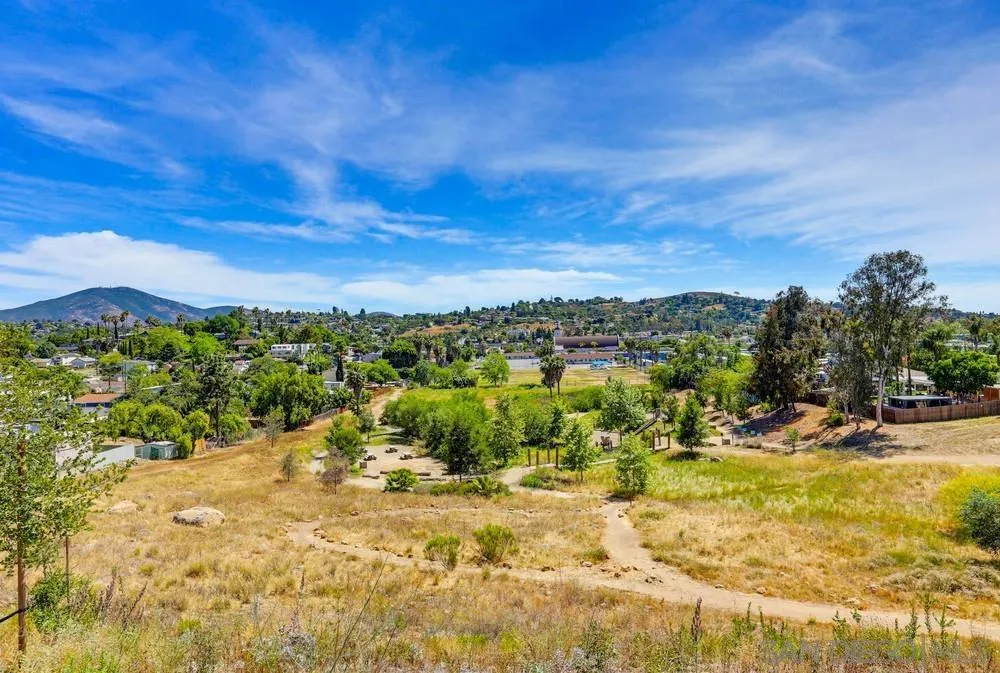 https://cdn.realtyfeed.com/cdn/127/260014301/1b6f6a4175178a875a8d8cc15d41a576.webp