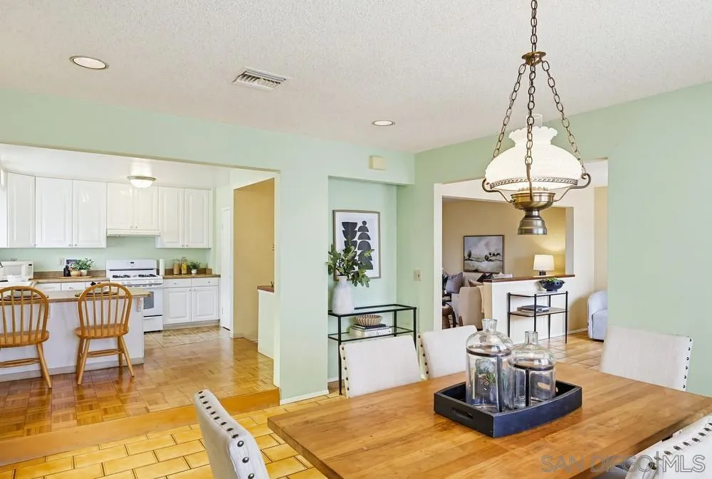 https://cdn.realtyfeed.com/cdn/127/260014301/b37c40c9a2c7b44fbcd03b89684602d7.webp