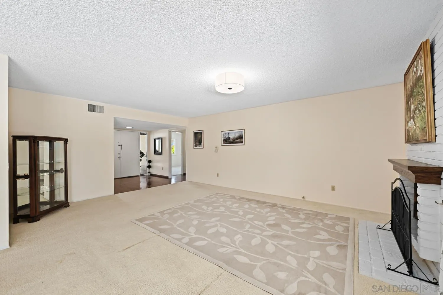 https://cdn.realtyfeed.com/cdn/127/260014302/9d3cd0e8835c880c3bc801bf319f080a.webp