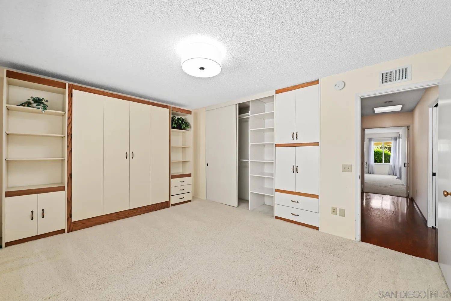https://cdn.realtyfeed.com/cdn/127/260014302/e96b13edc974b84bad6ba88dec4c8bf9.webp