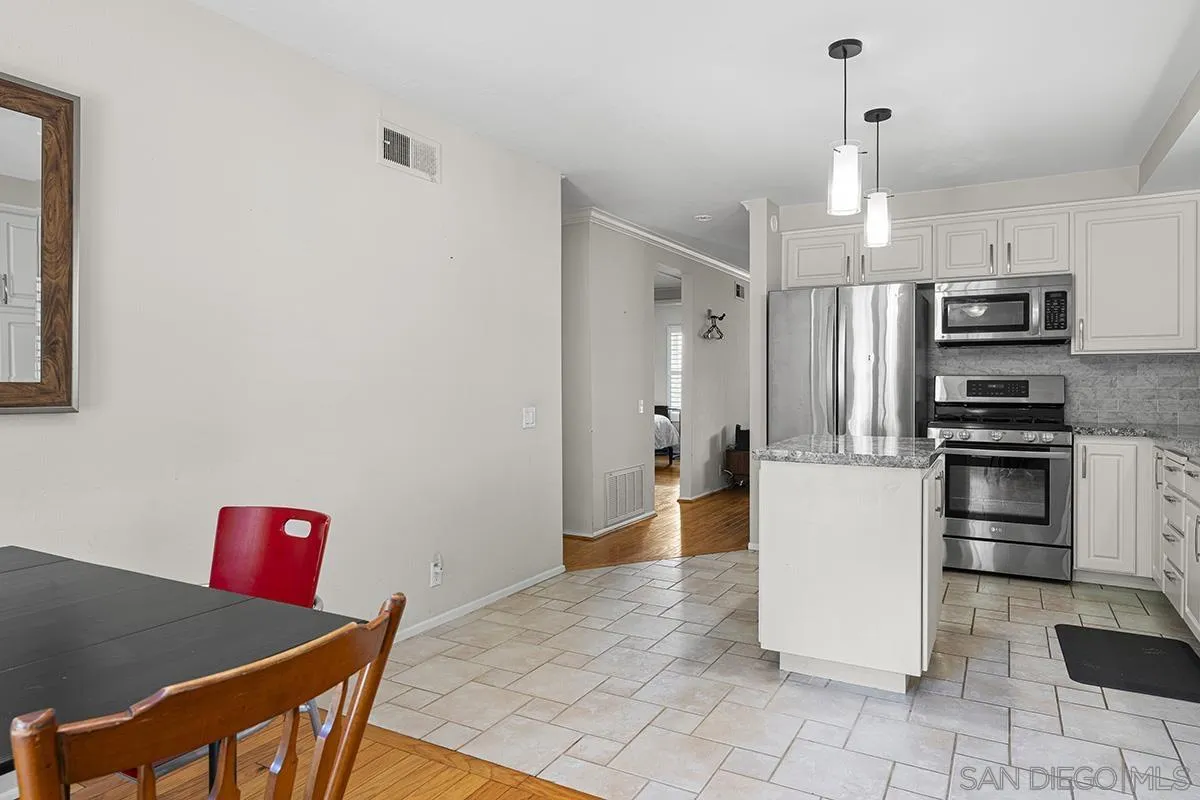 https://cdn.realtyfeed.com/cdn/127/260014303/32c3b703bef49166f03d8711f6d0187c.webp
