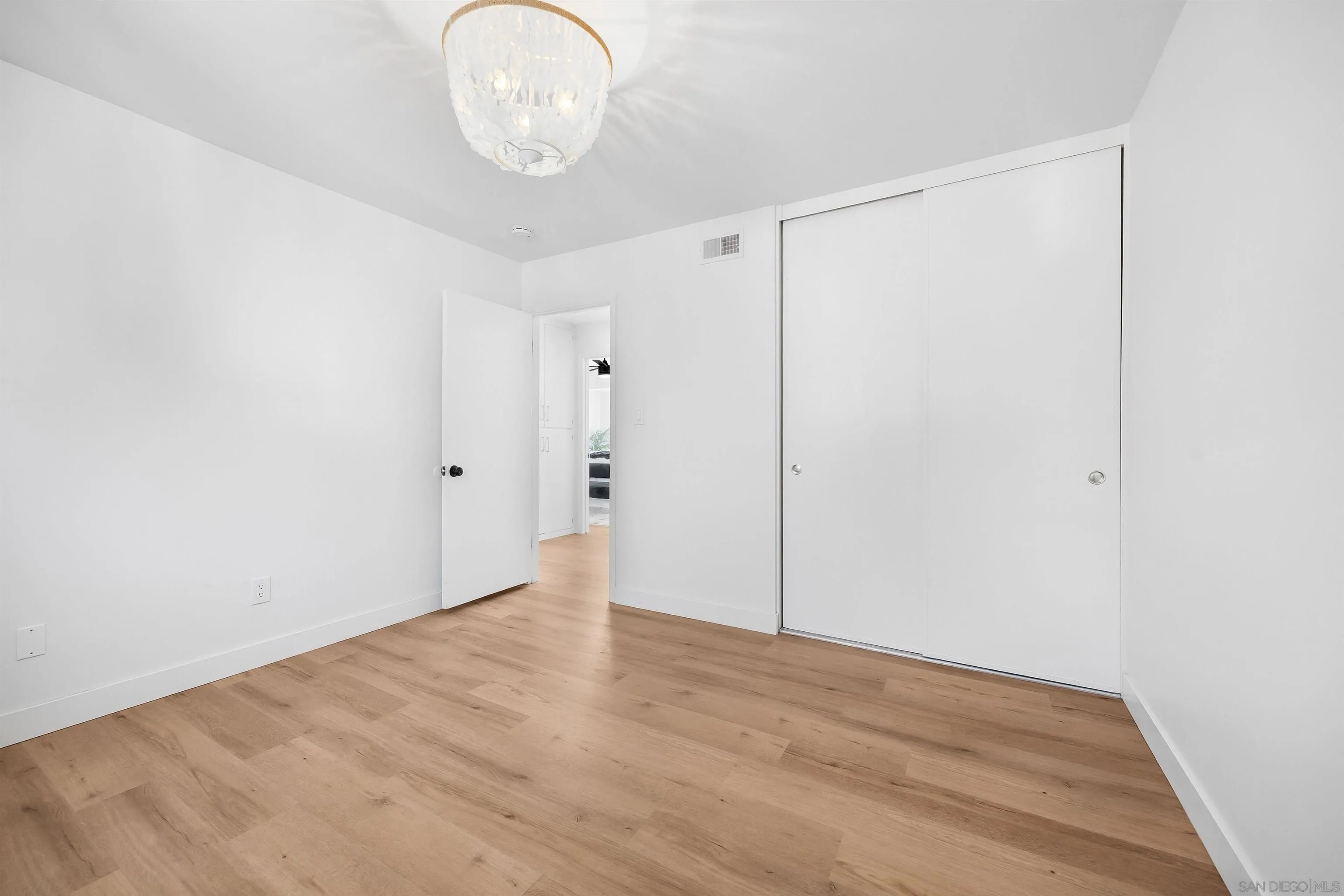 https://cdn.realtyfeed.com/cdn/127/260014304/84d5bc03f3a7311f616e6f681bddb729.webp