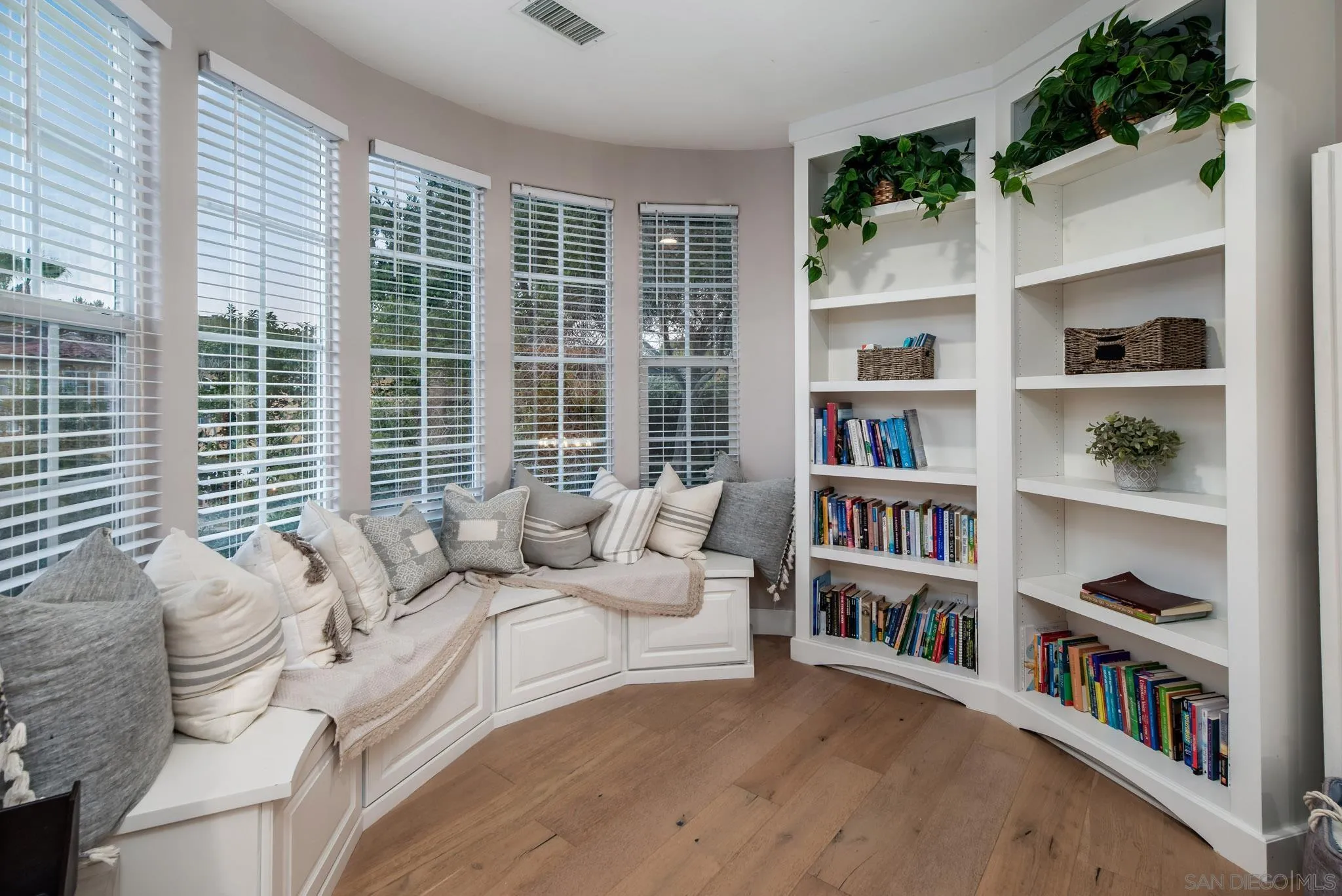 https://cdn.realtyfeed.com/cdn/127/260014305/92b403082d221bc4093235ae940360cf.webp