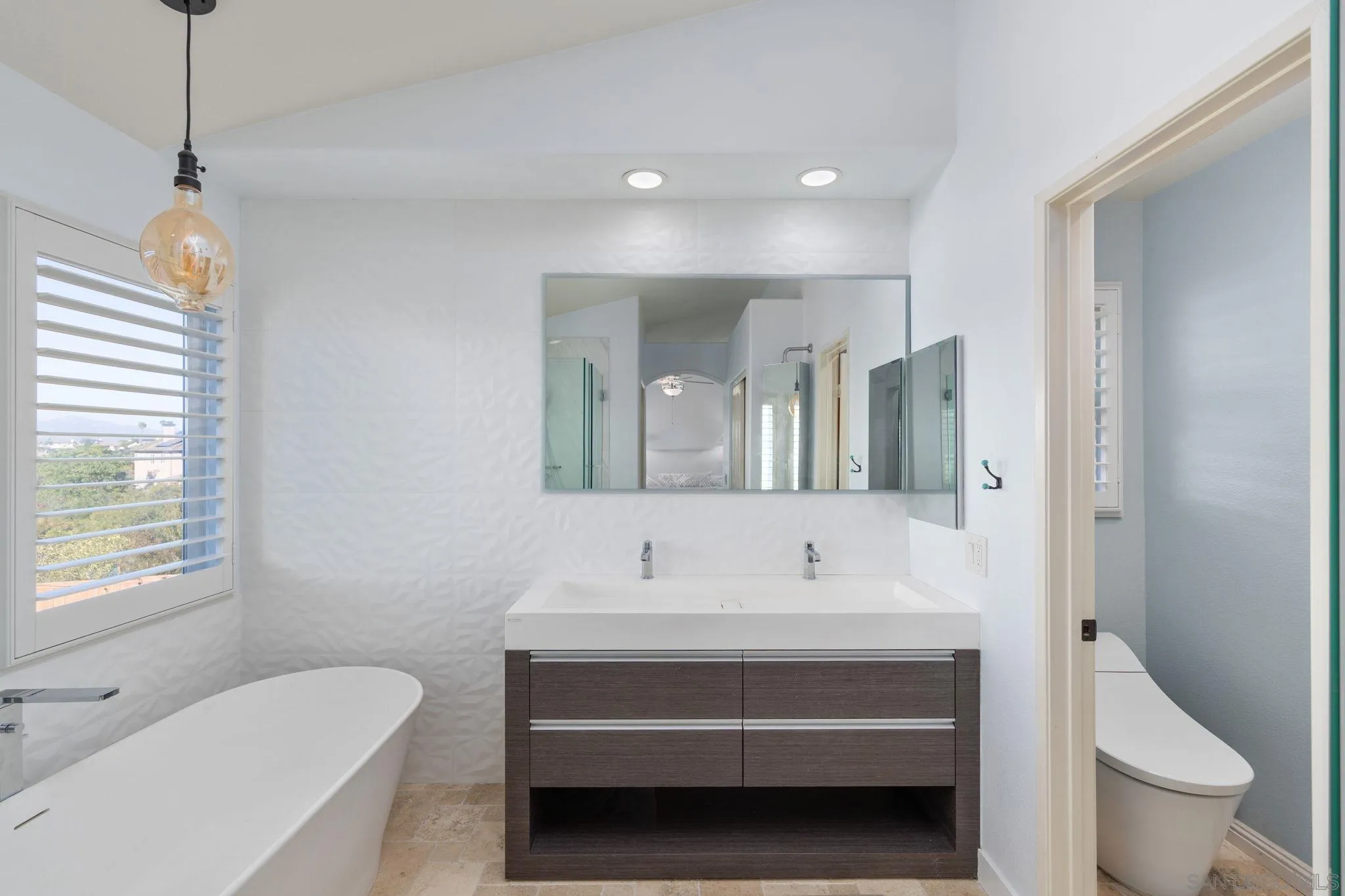 https://cdn.realtyfeed.com/cdn/127/260014308/679f39f163aec9bea2f768aa7aecb041.webp