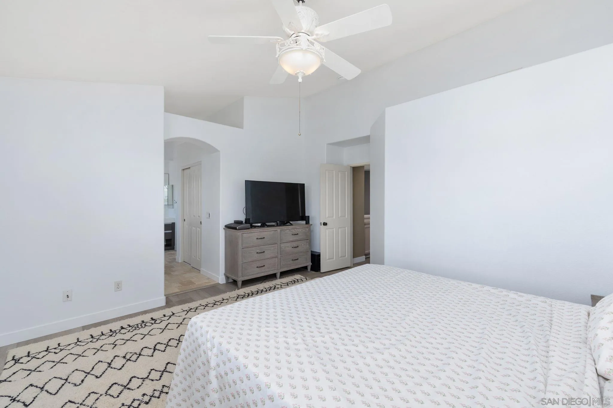 https://cdn.realtyfeed.com/cdn/127/260014308/6d3c9679d96943ecfe8446531cc4a129.webp