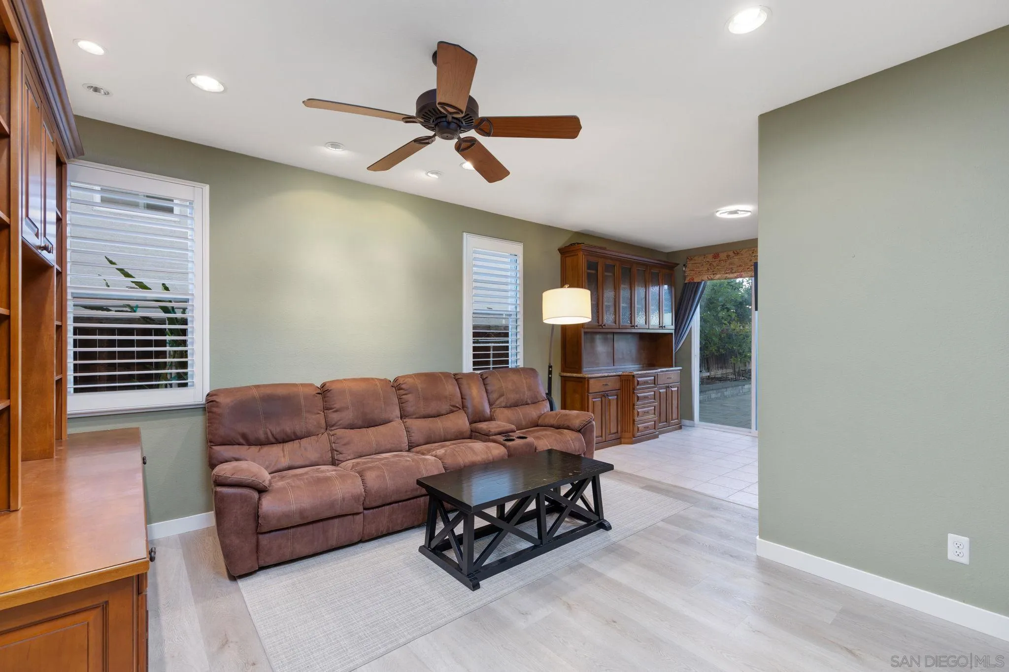 https://cdn.realtyfeed.com/cdn/127/260014308/fde22b4a98e3fb21503810ef093bf544.webp