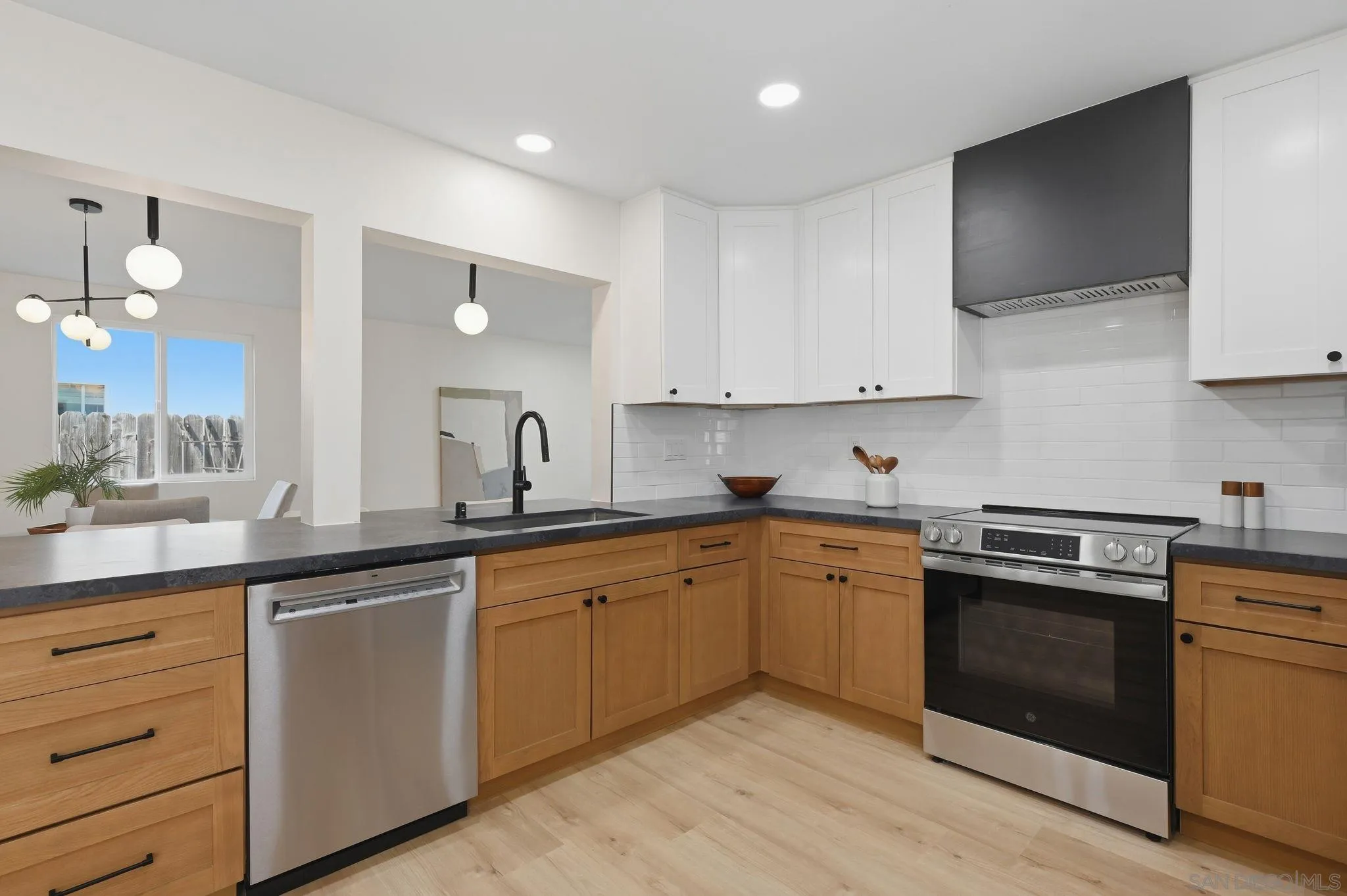 https://cdn.realtyfeed.com/cdn/127/260014319/4036cf691a0f17f1e39942db08c42b4d.webp